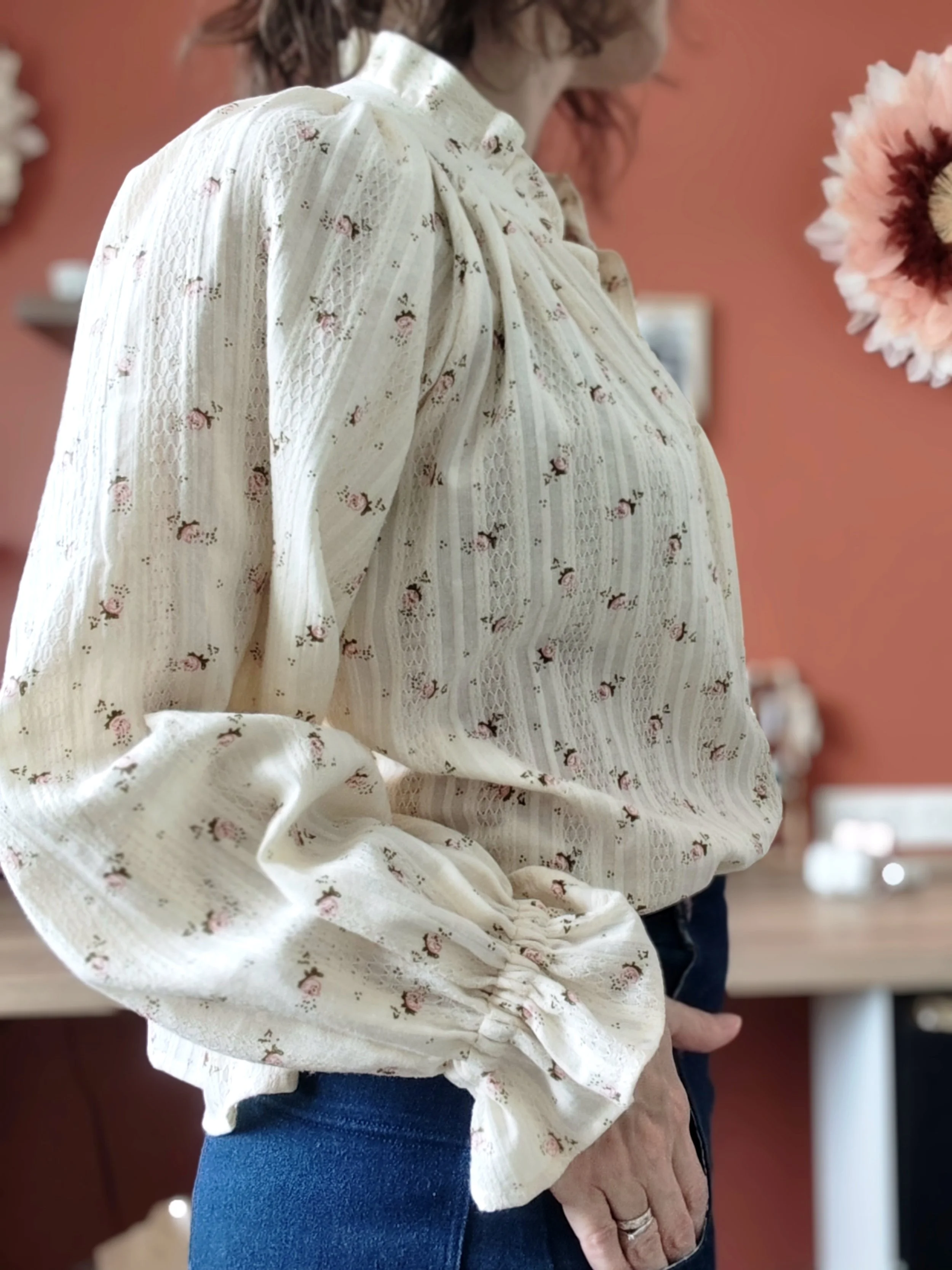 Tissu Jacquard brodé imprimé de roses base écru (6).jpg