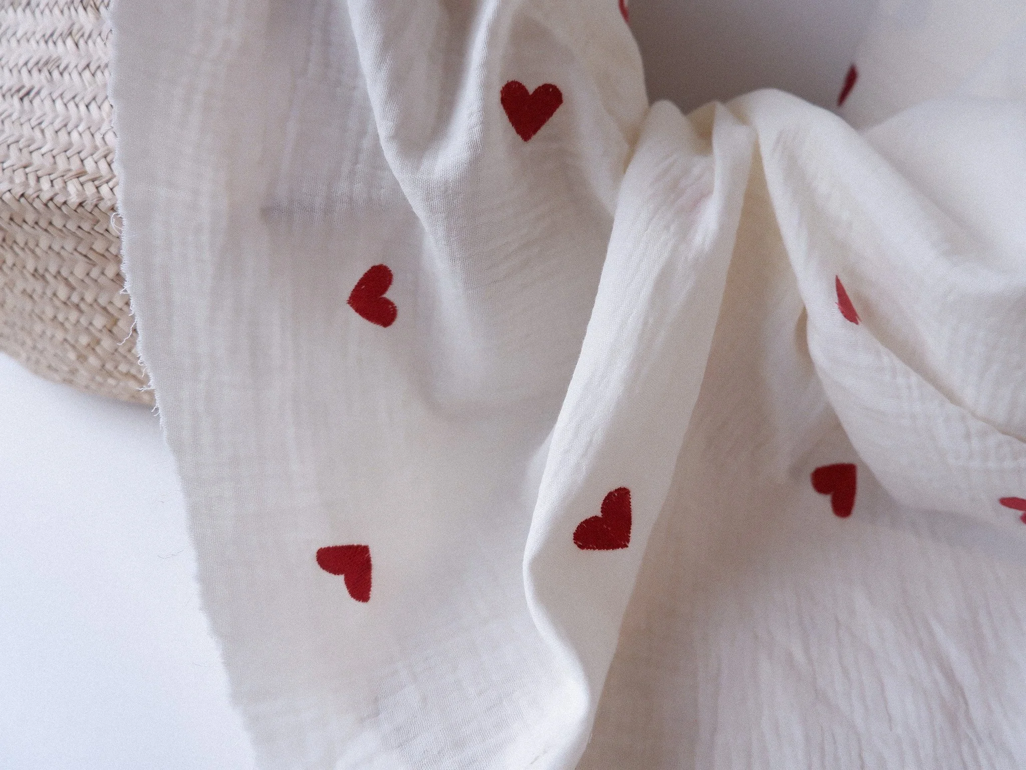 Tissu double gaze de coton brodée de coeurs rouges (4).jpg