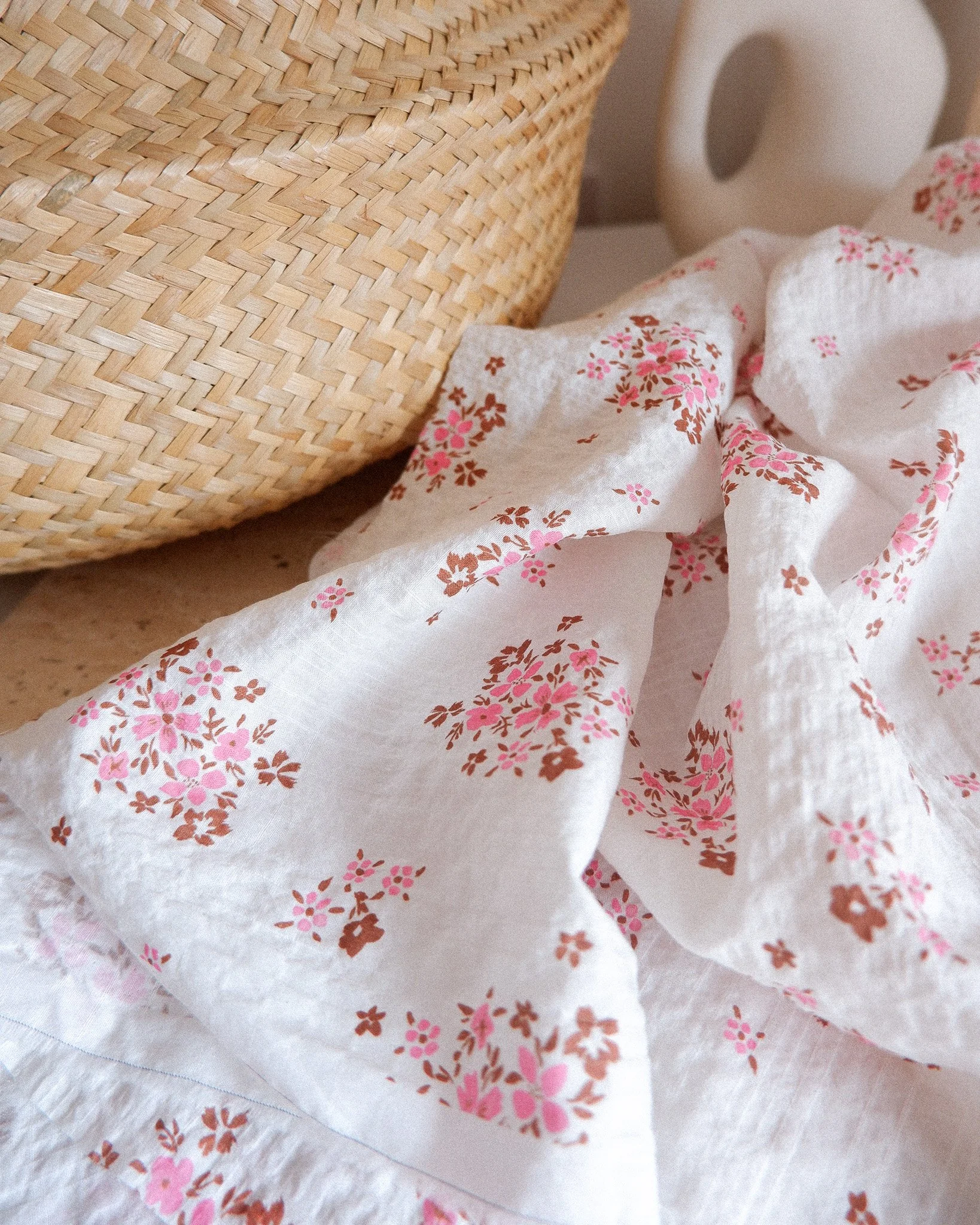 Tissu seersucker imprimé fleurs roses et noisette okeo tex (2).jpg