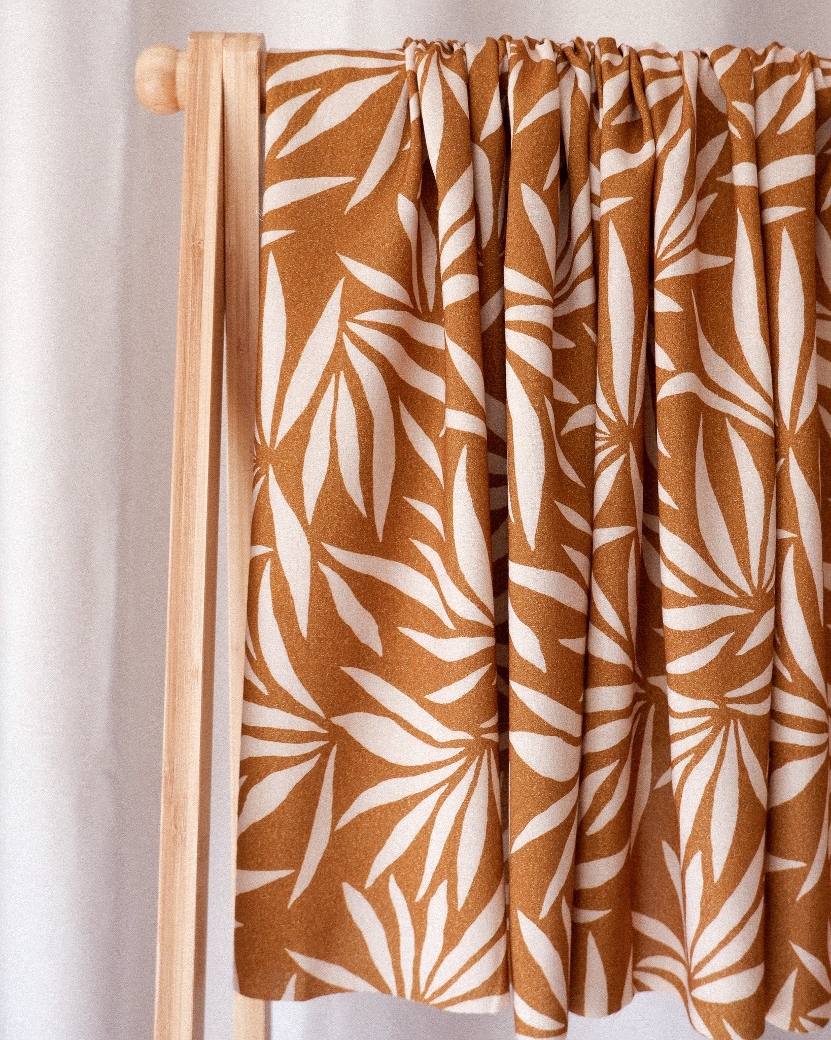 Tissu viscose dorée Leaves ♡ camel