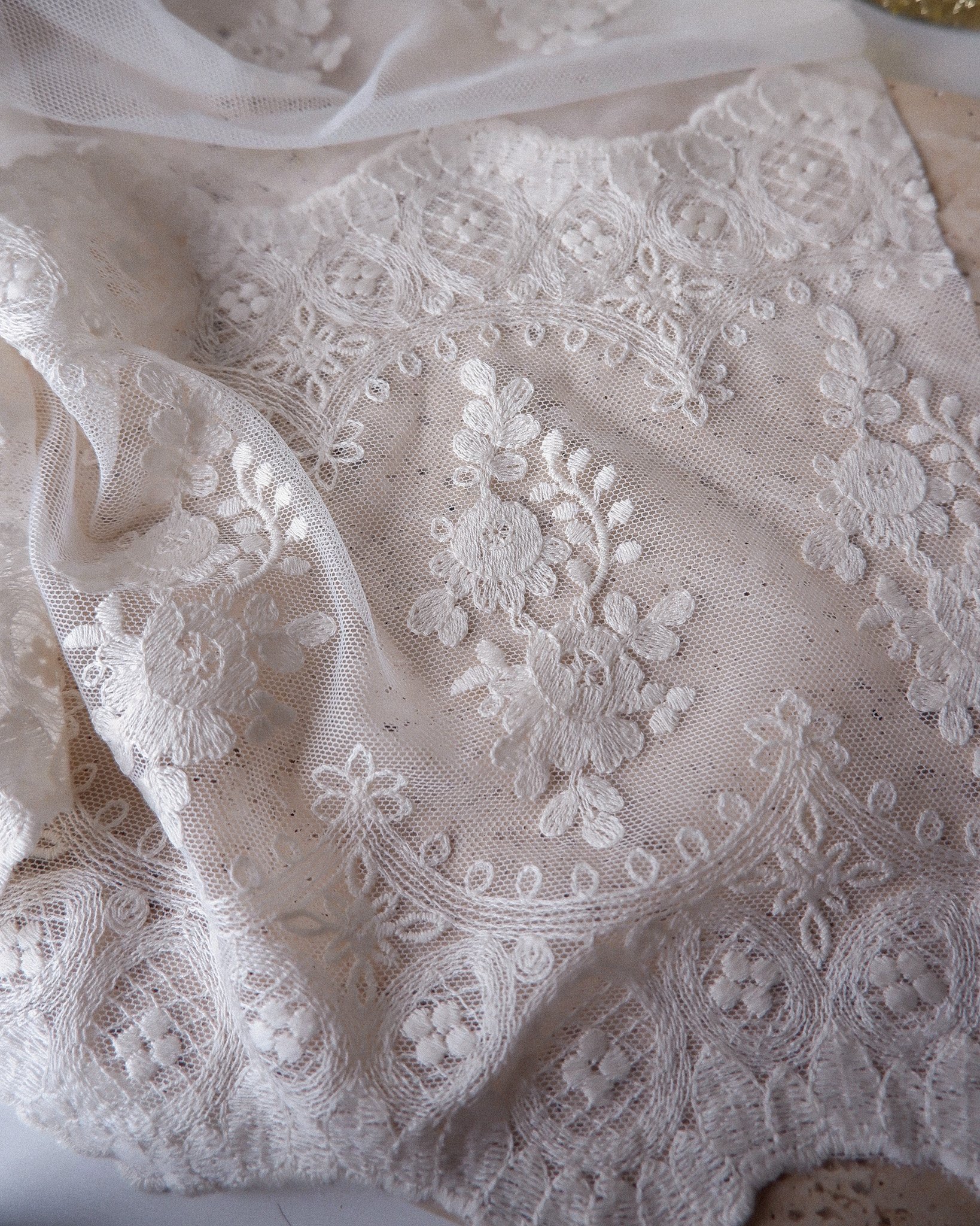 Tissu tulle souple brodé festonné ♡ écru