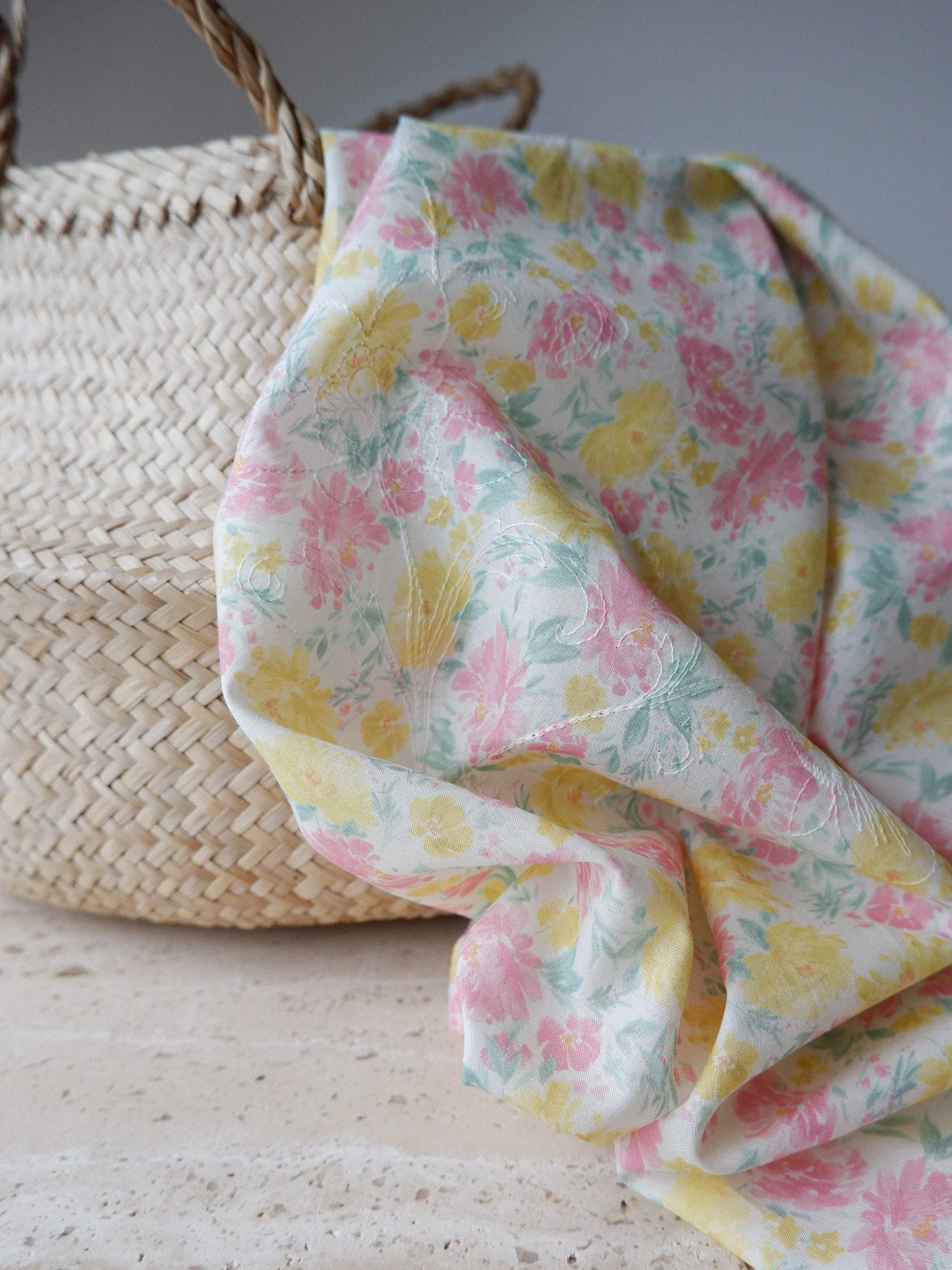 batiste-coton-brodee-imprimee-france-soledia-fleurs-rose-jaune.jpg.jpg