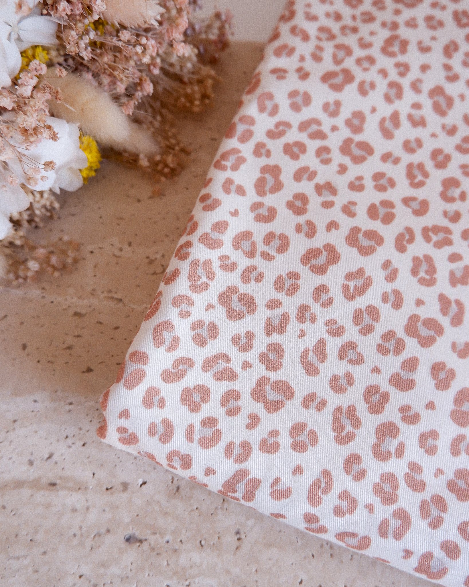Tissu_coton_Léopard_Gabardine_Mia_milk_and_beige_ jolie_boho www.jolieboho.com (4).jpg