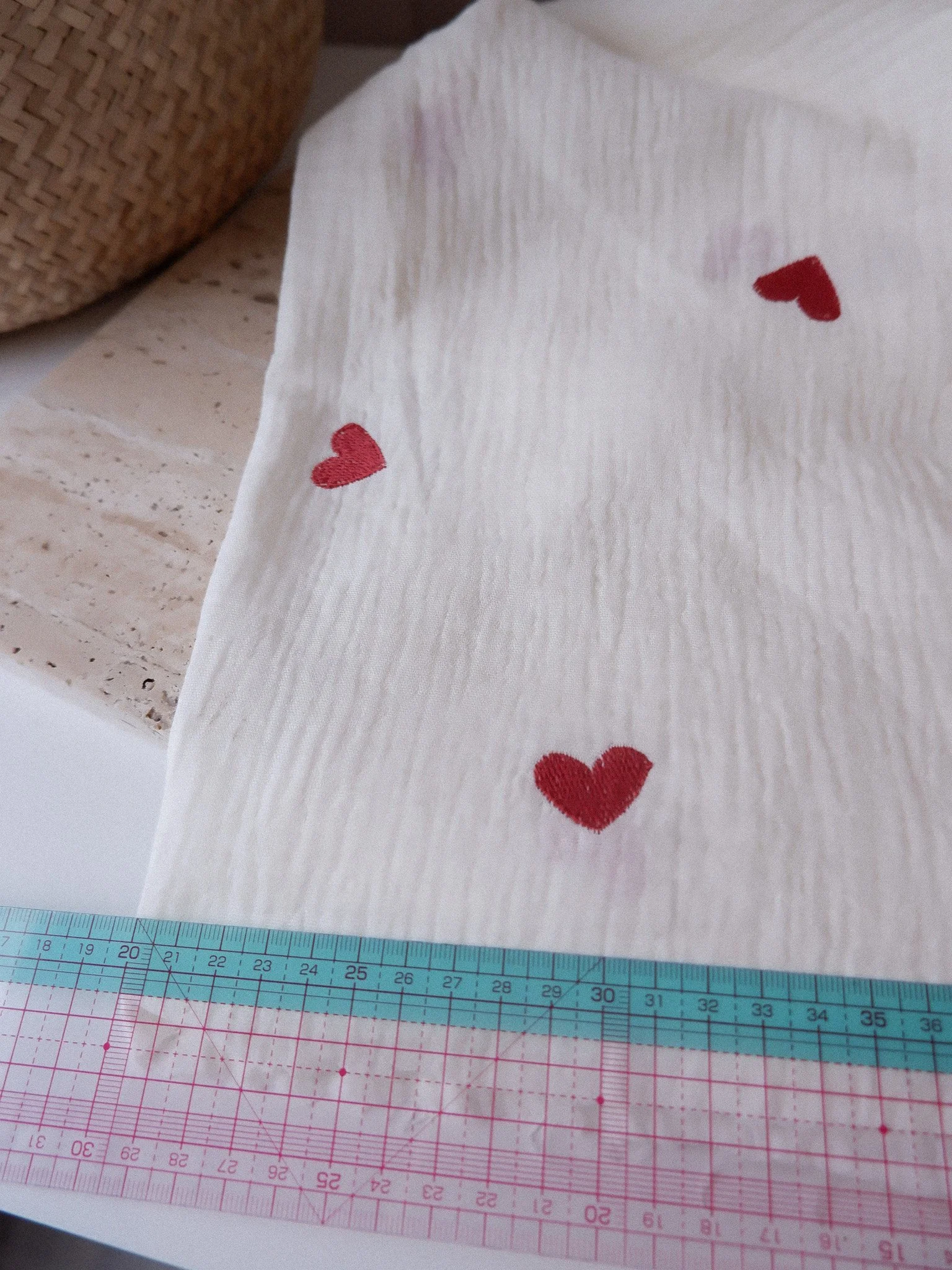 Tissu double gaze de coton brodée de coeurs rouges.jpg