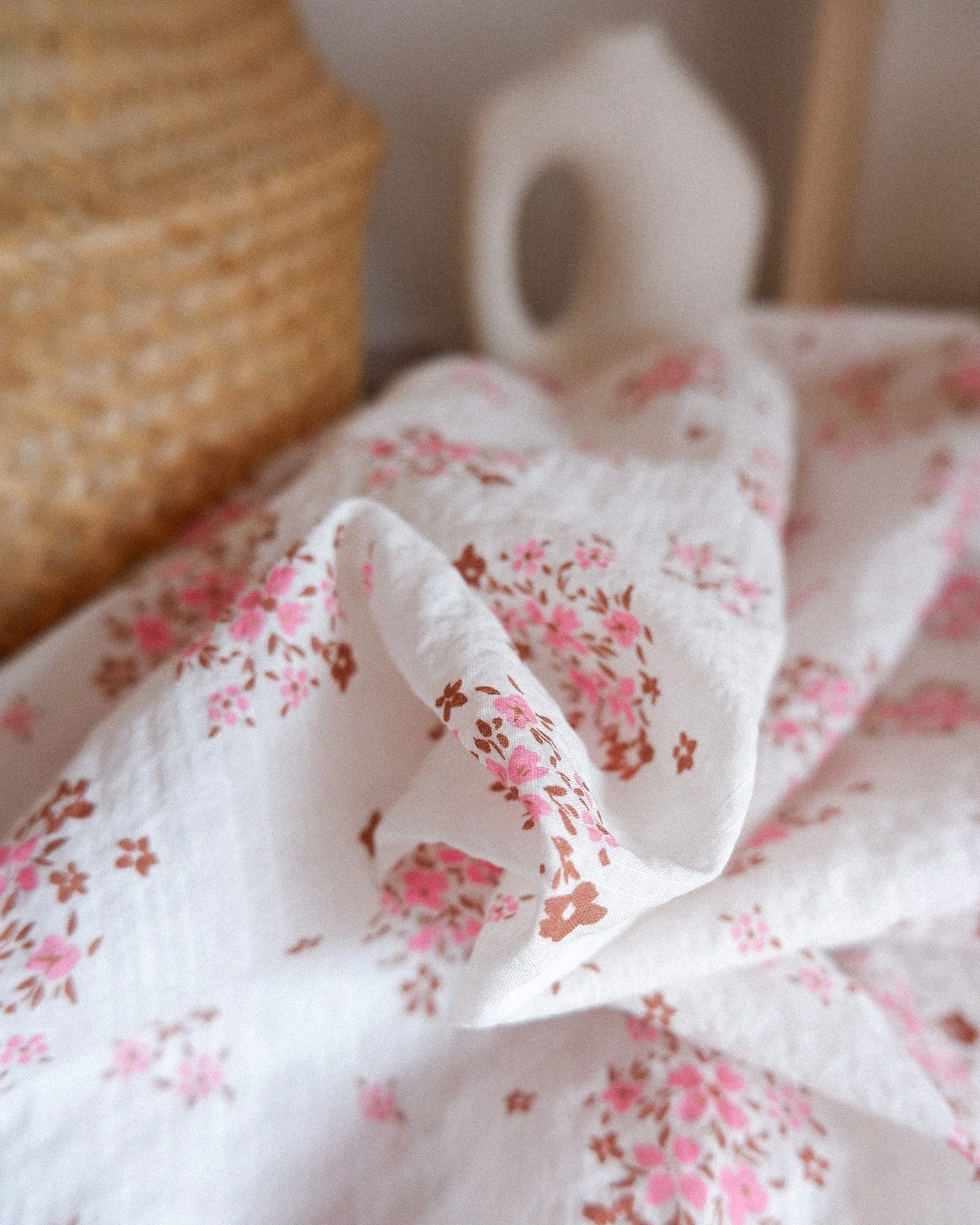 Tissu seersucker imprimé fleurs roses et noisette okeo tex (4).jpg