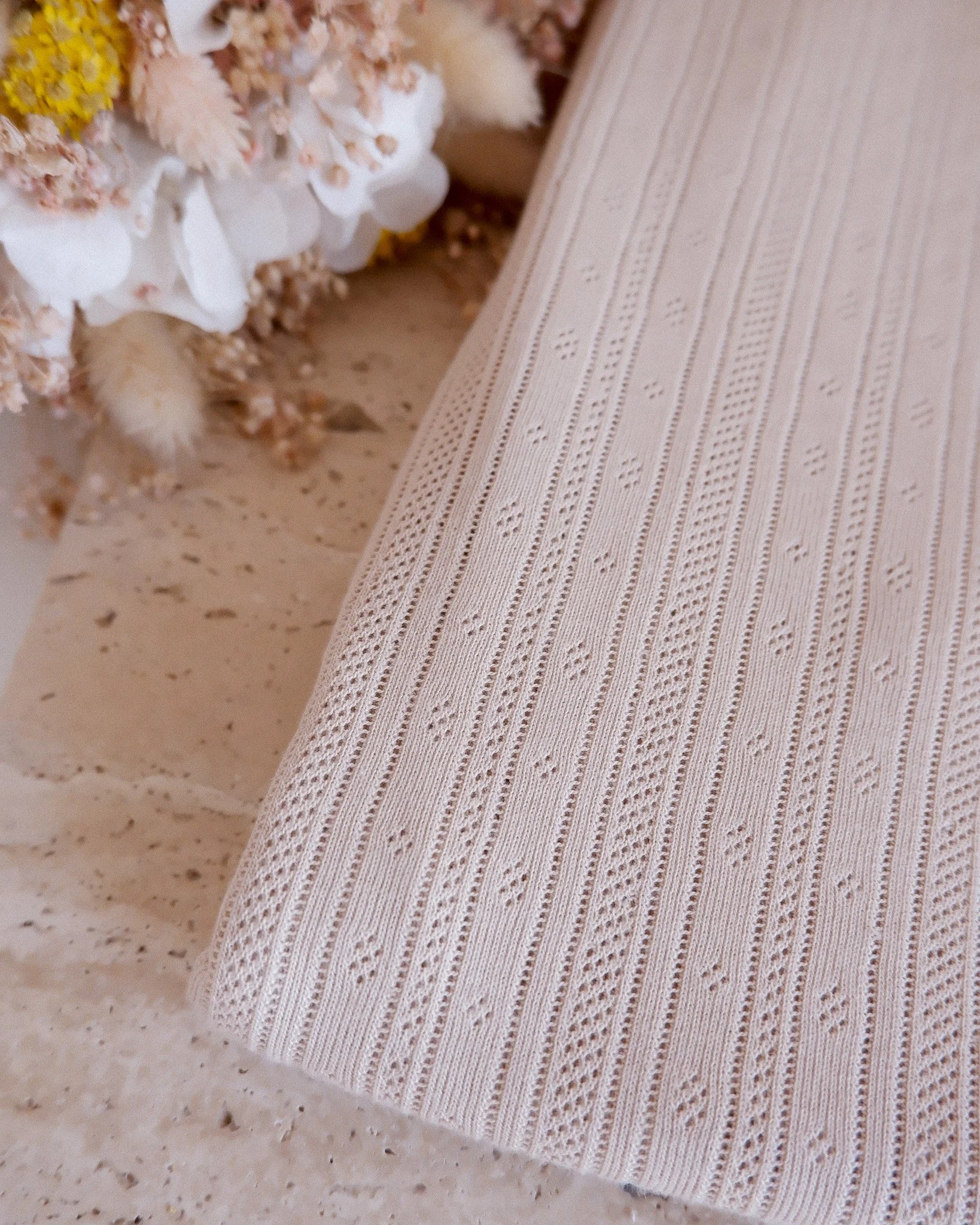 Tissu jersey ajouré beige foncé à rayures.jpg