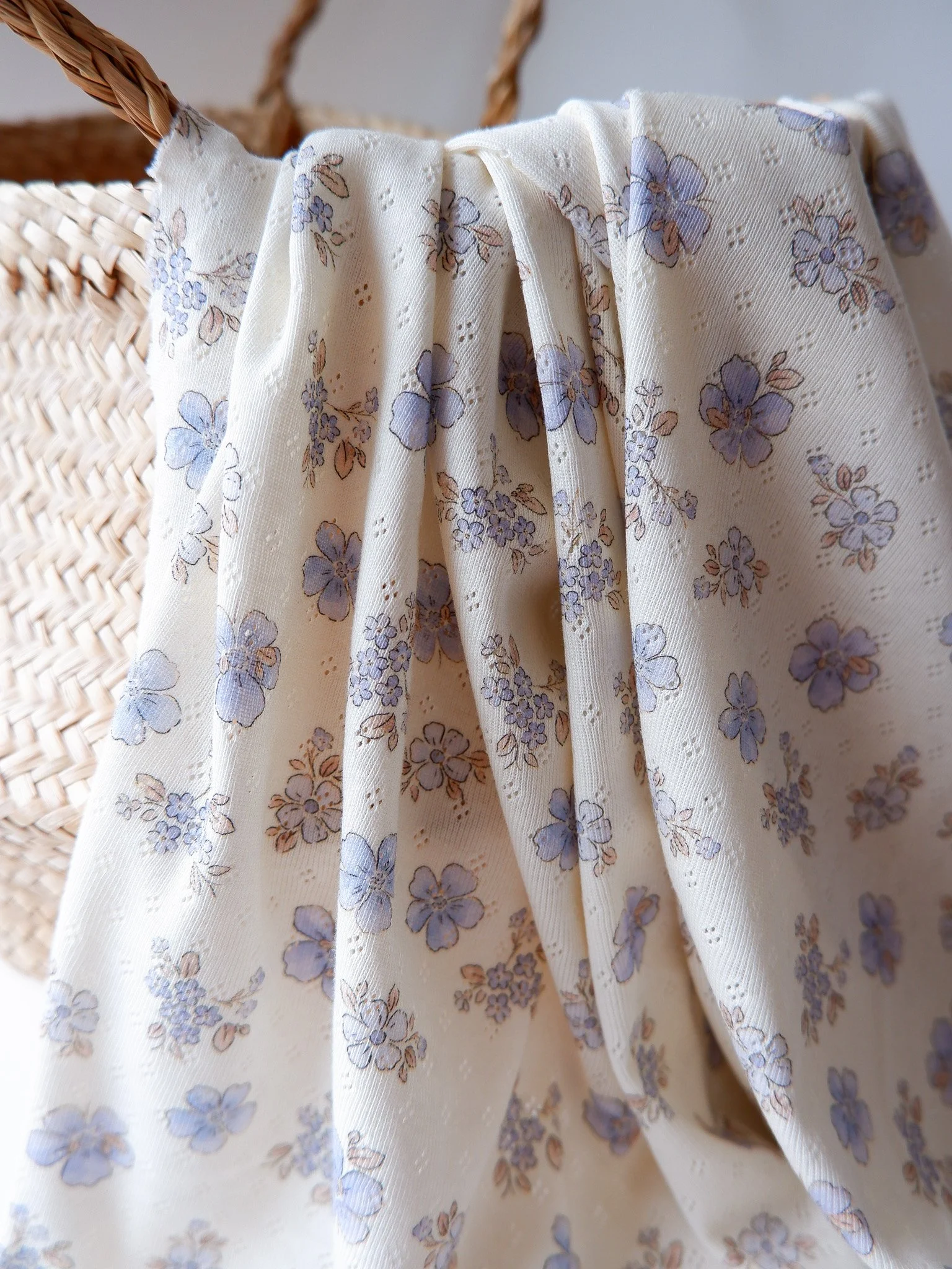 Suzy ♡ Tissu jersey ajouré ♡ blanc à fleurs maille pointelle