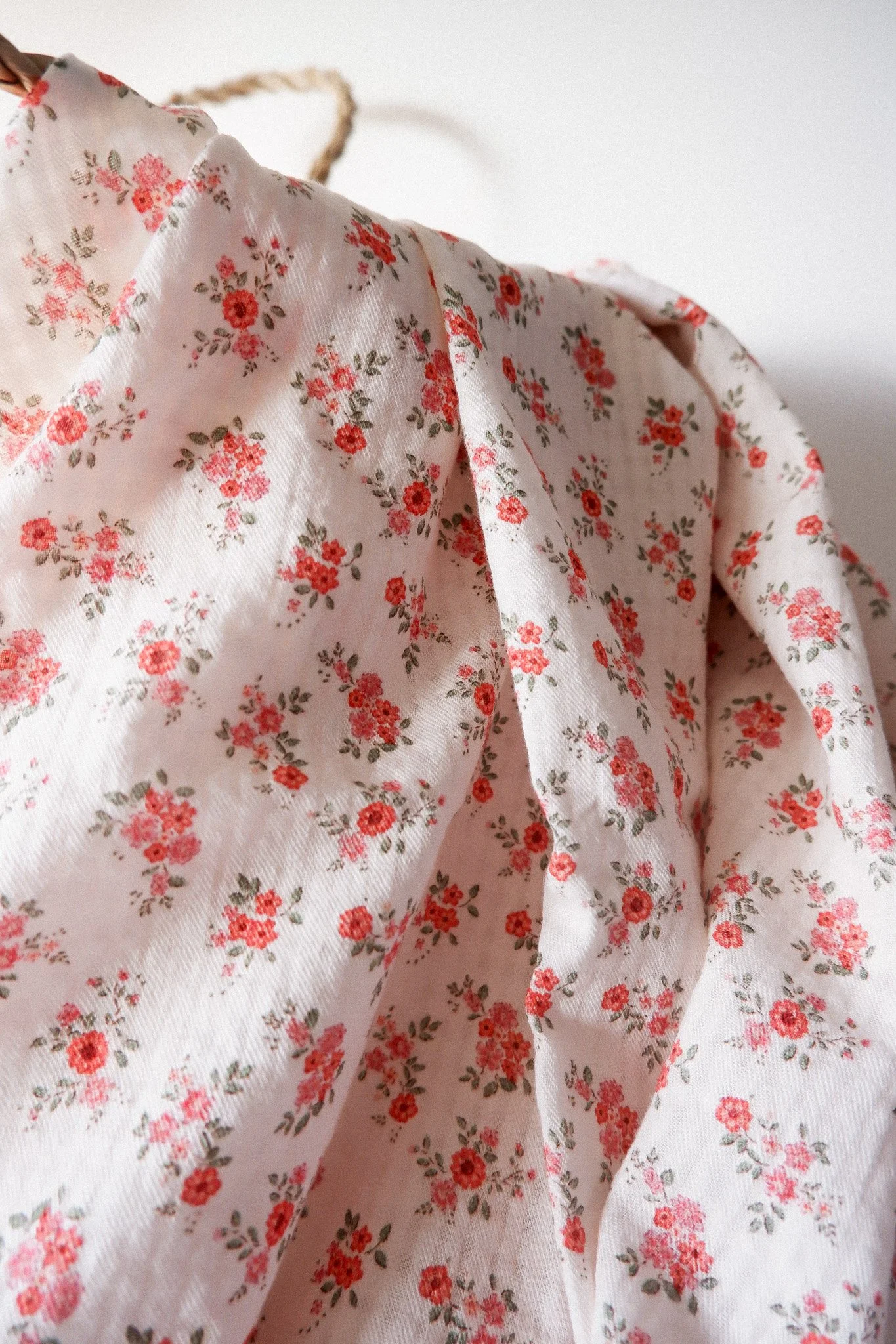 Seersucker Lola imprimé écru fleurs rouges (2).jpg