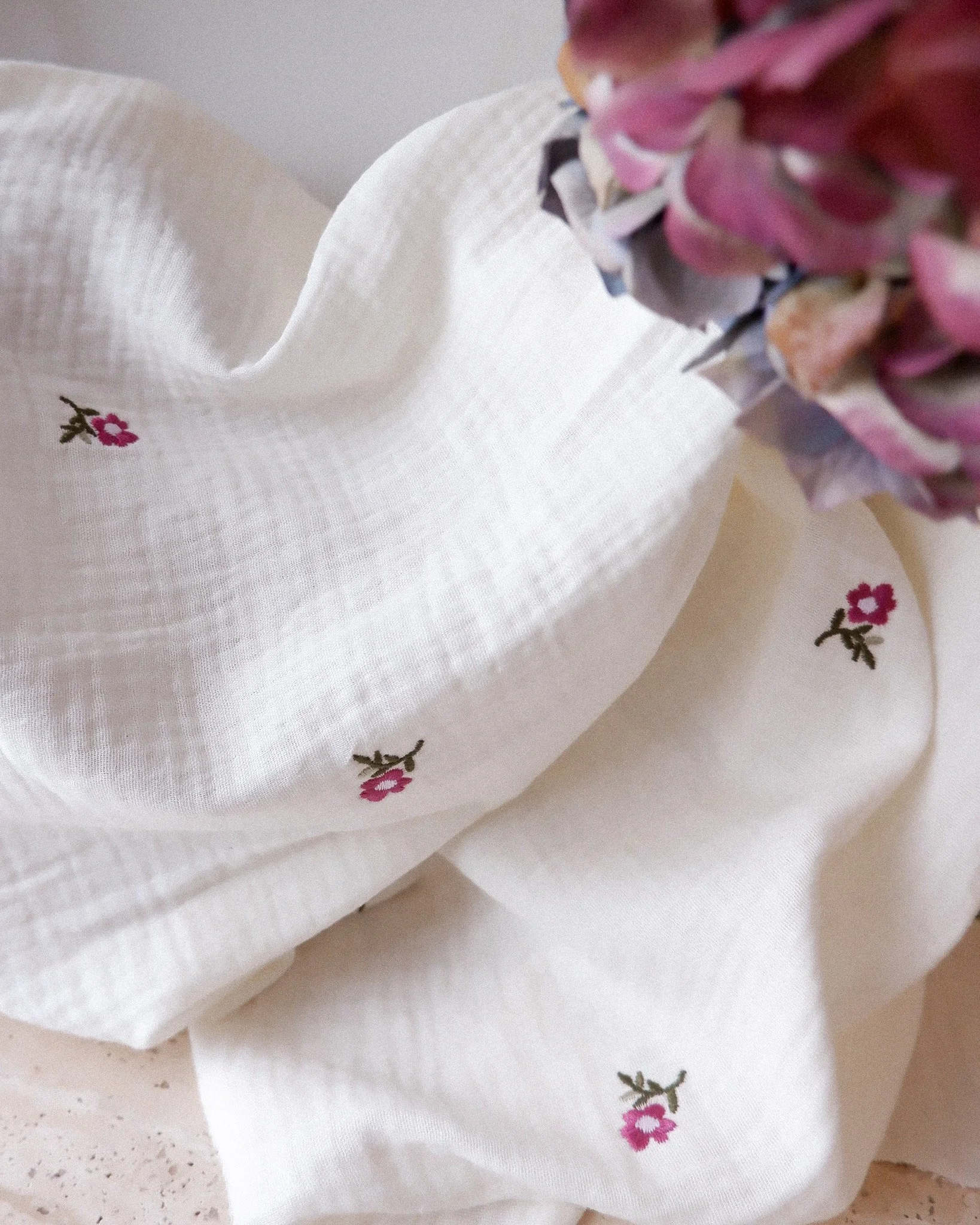 Tissu double gaze fleurs violette et vertes brodées (3).jpg