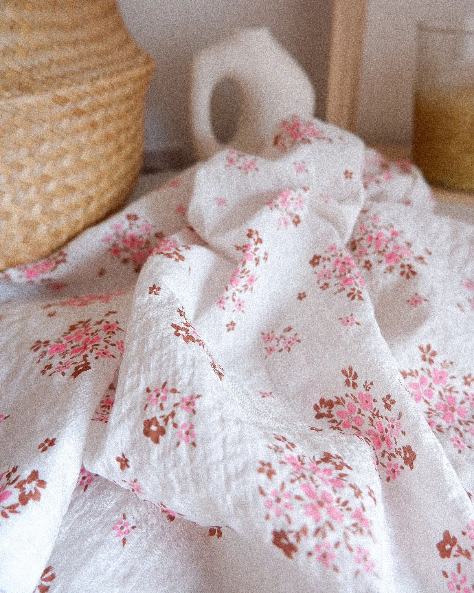 Tissu seersucker imprimé fleurs roses et noisette okeo tex.jpg
