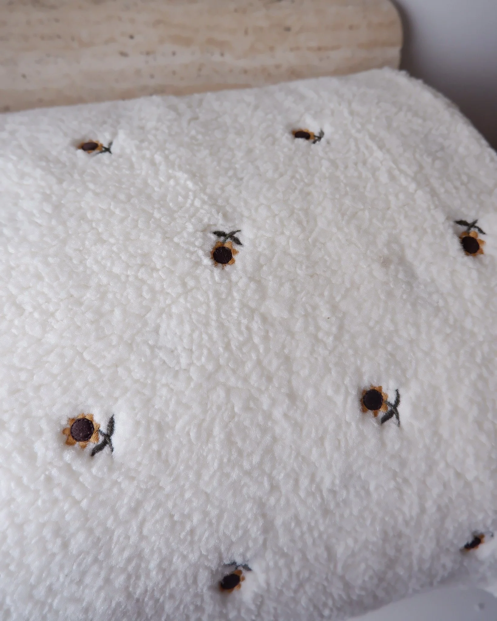 Tissu fausse fourrure teddy brodé Tournesol.jpg