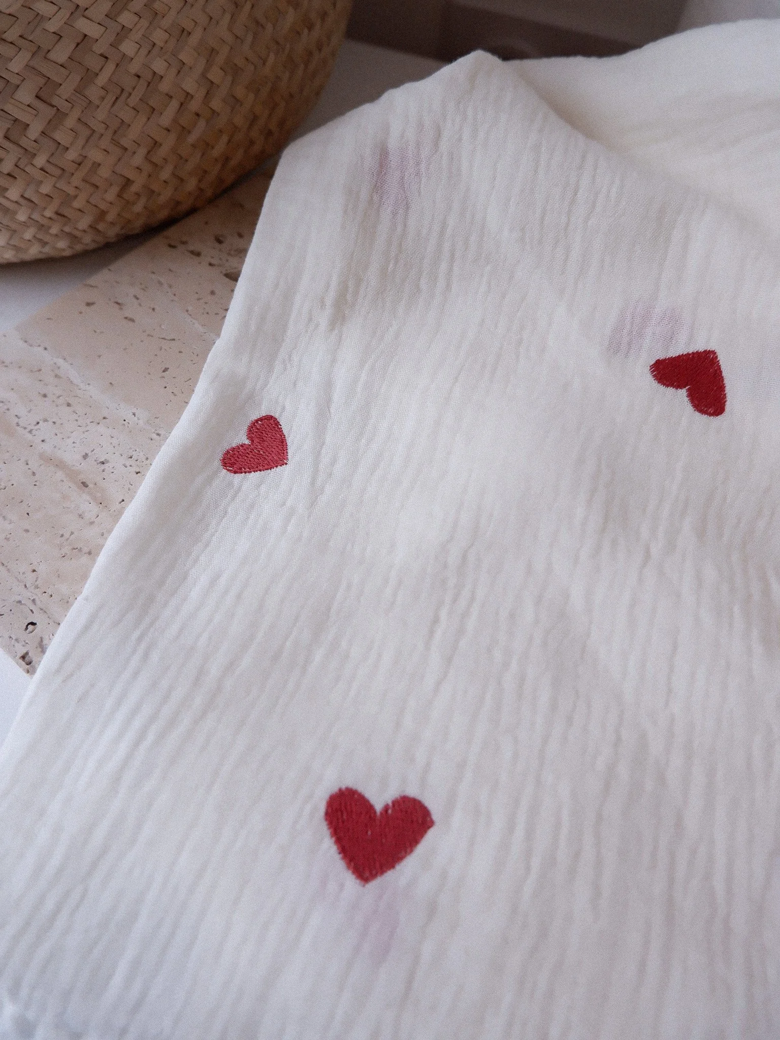 Tissu double gaze de coton brodée de coeurs rouges (2).jpg