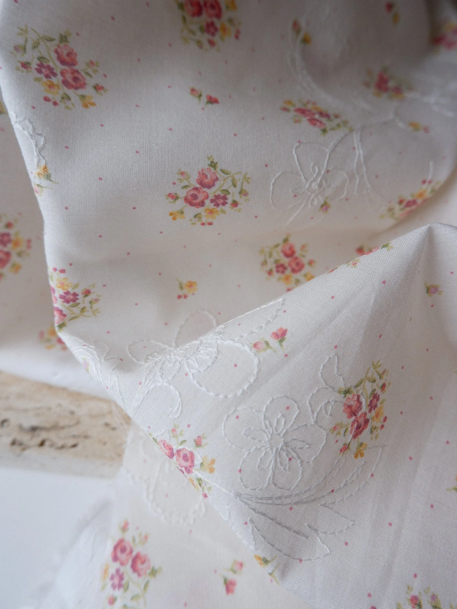 Tissu Hélé ♡ Coton brodé fleuri, imprimé en France