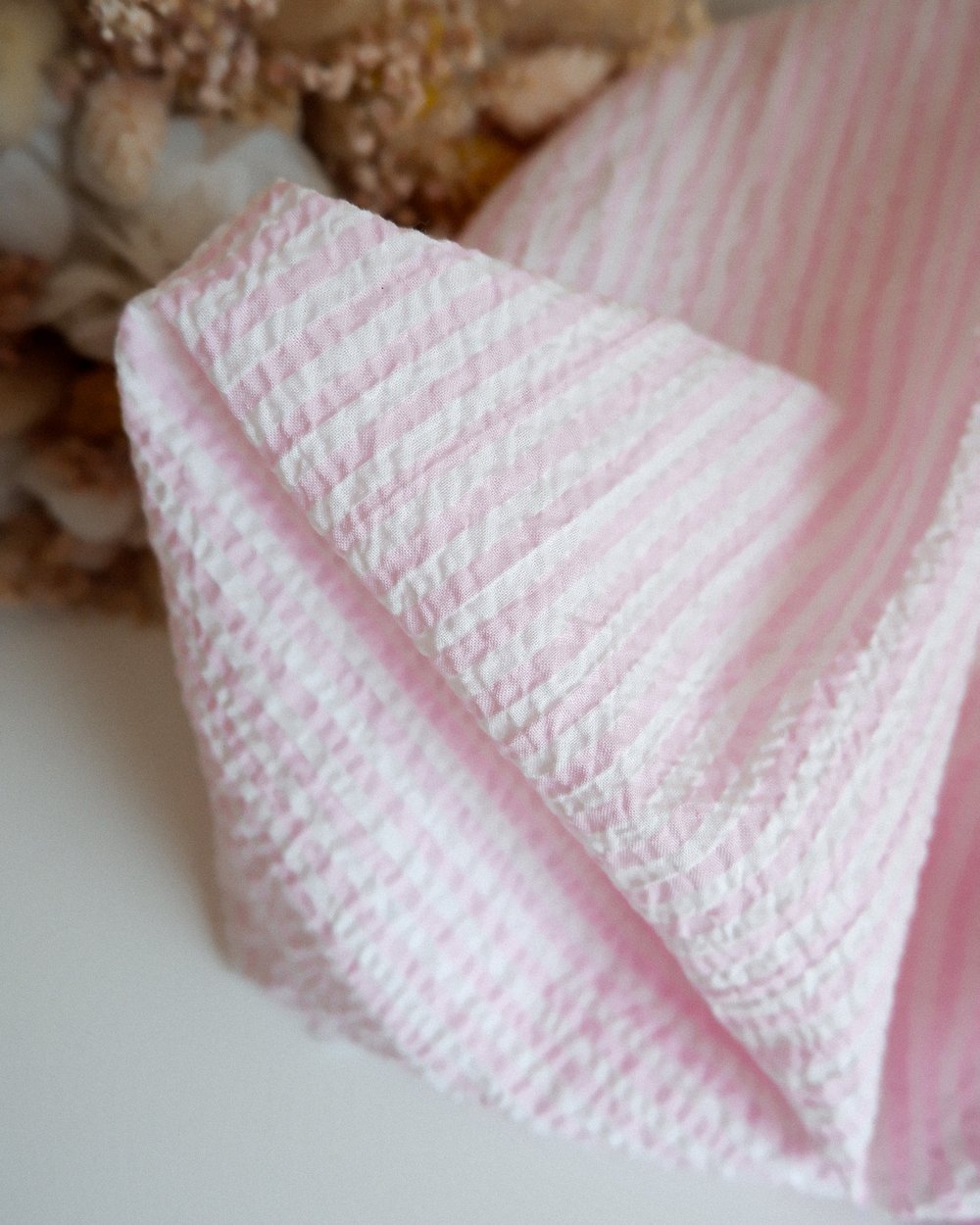 Tissu+seersucker+rose+et+blanc+à+rayures+gauffré+okeo+tex+www.jolieboho.com+(5).jpg