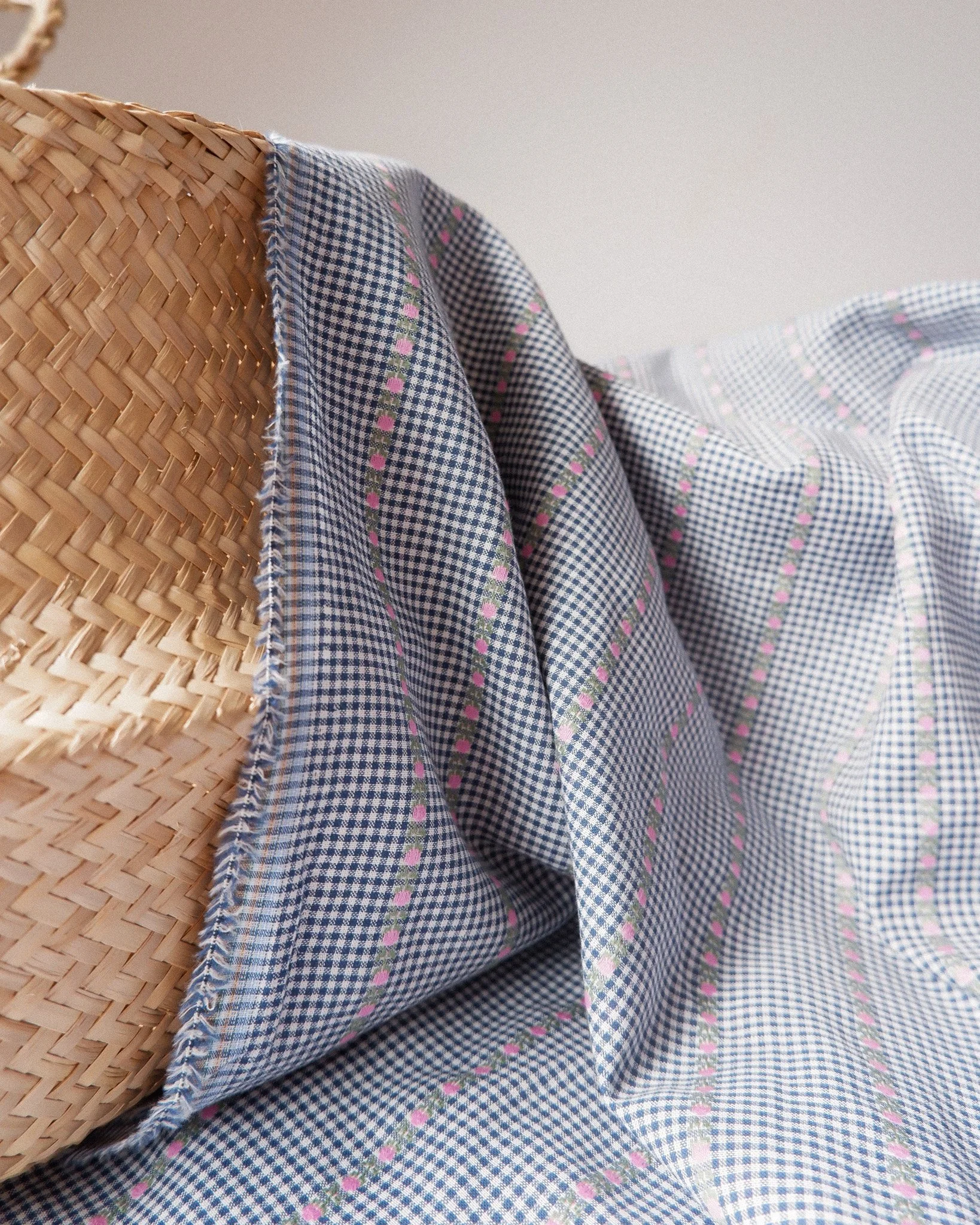 Jacquard de coton vichy bleu et motif de roses.jpg