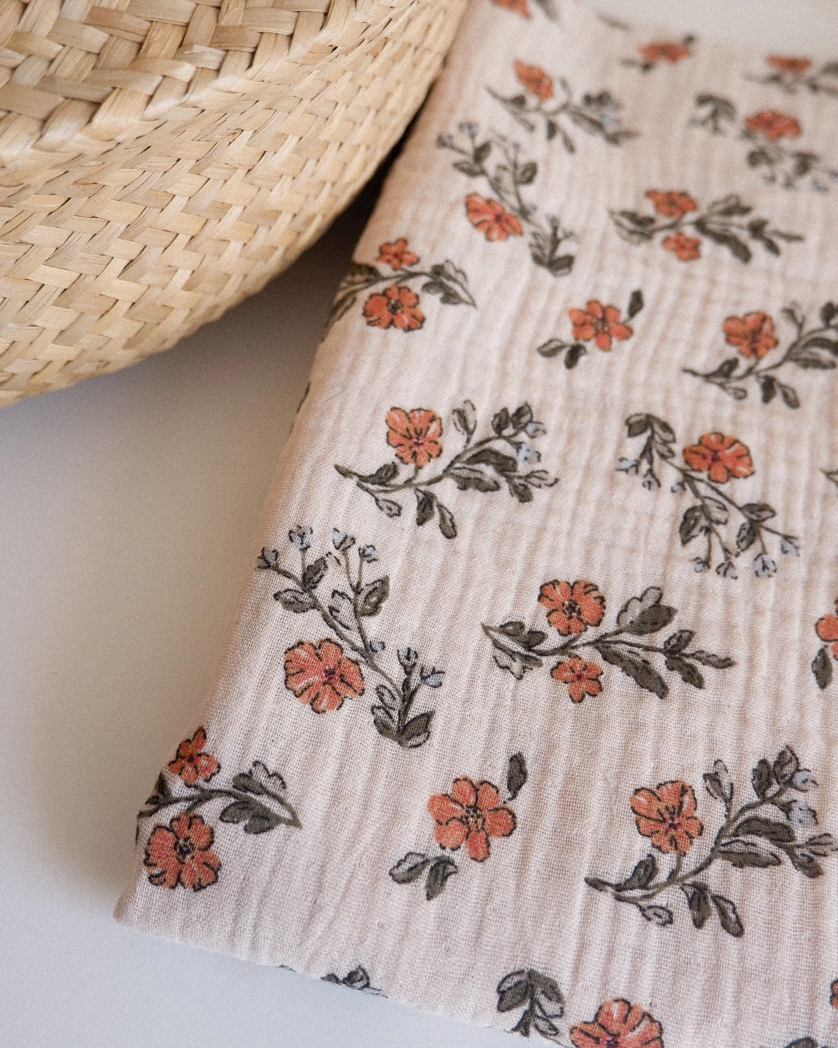 Tissu double gaze de coton beige clair et feuillage.jpg