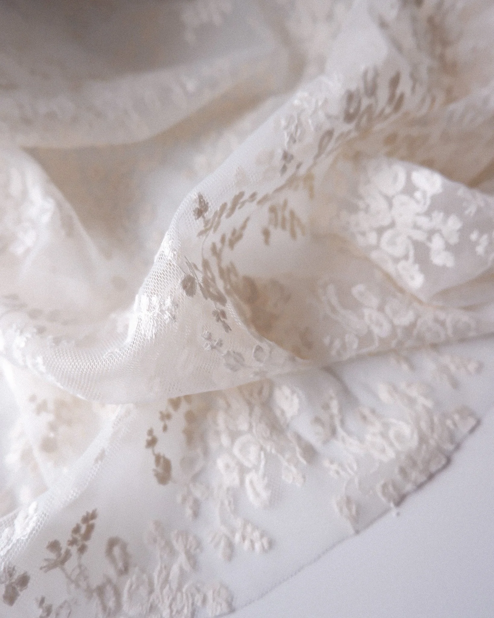 Tissu tulle souple brodé de fleur all-over ♡ écru