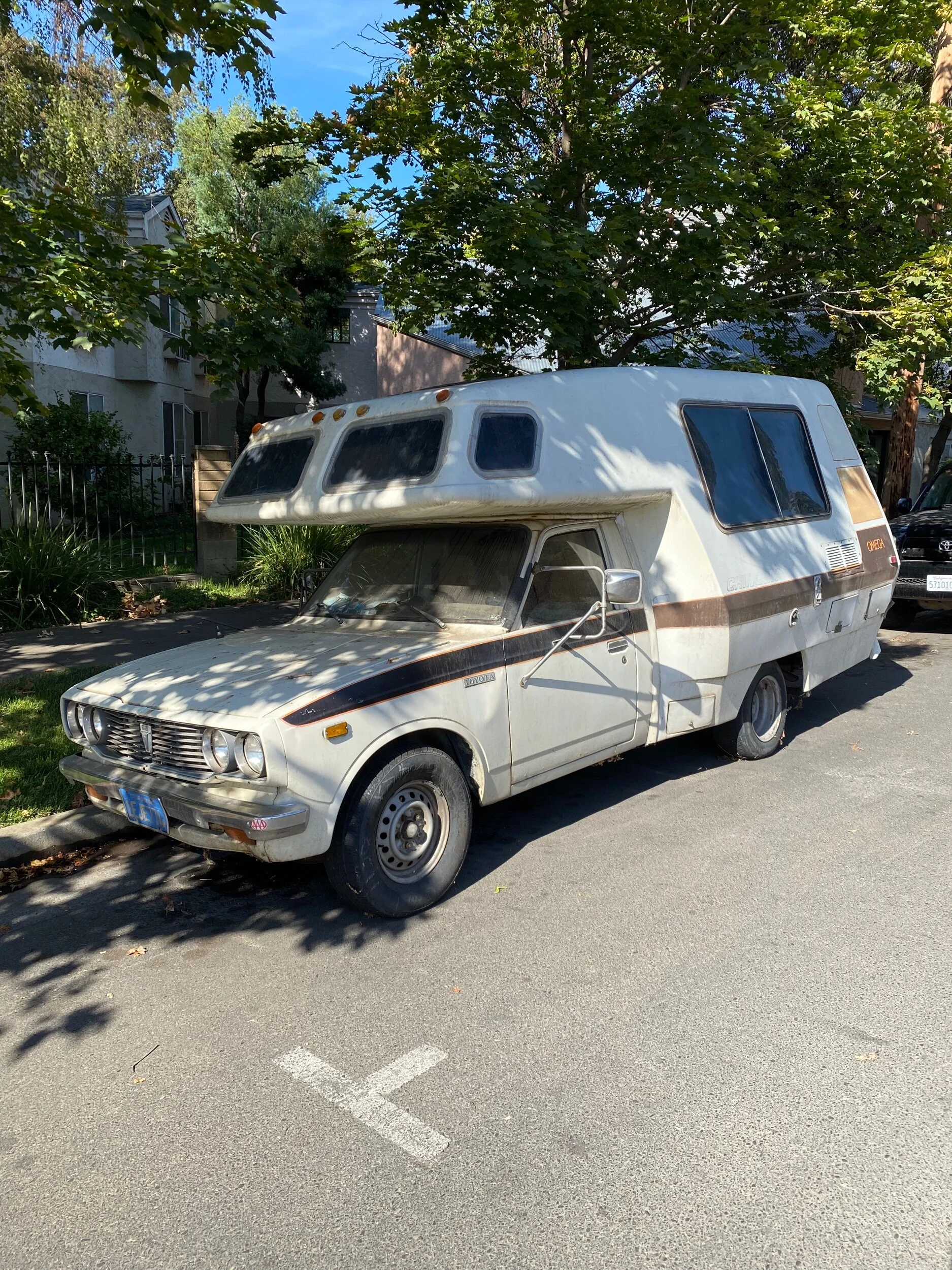 ¾ view Toyota Chinook Hilux Camper