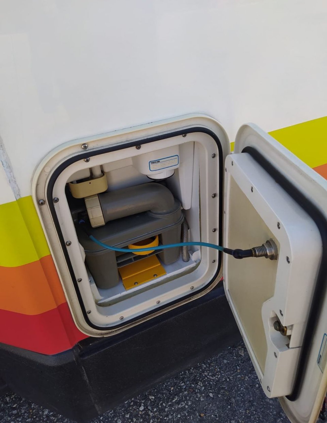 Volkswagen_T4Traveller_570_toilet.JPEG