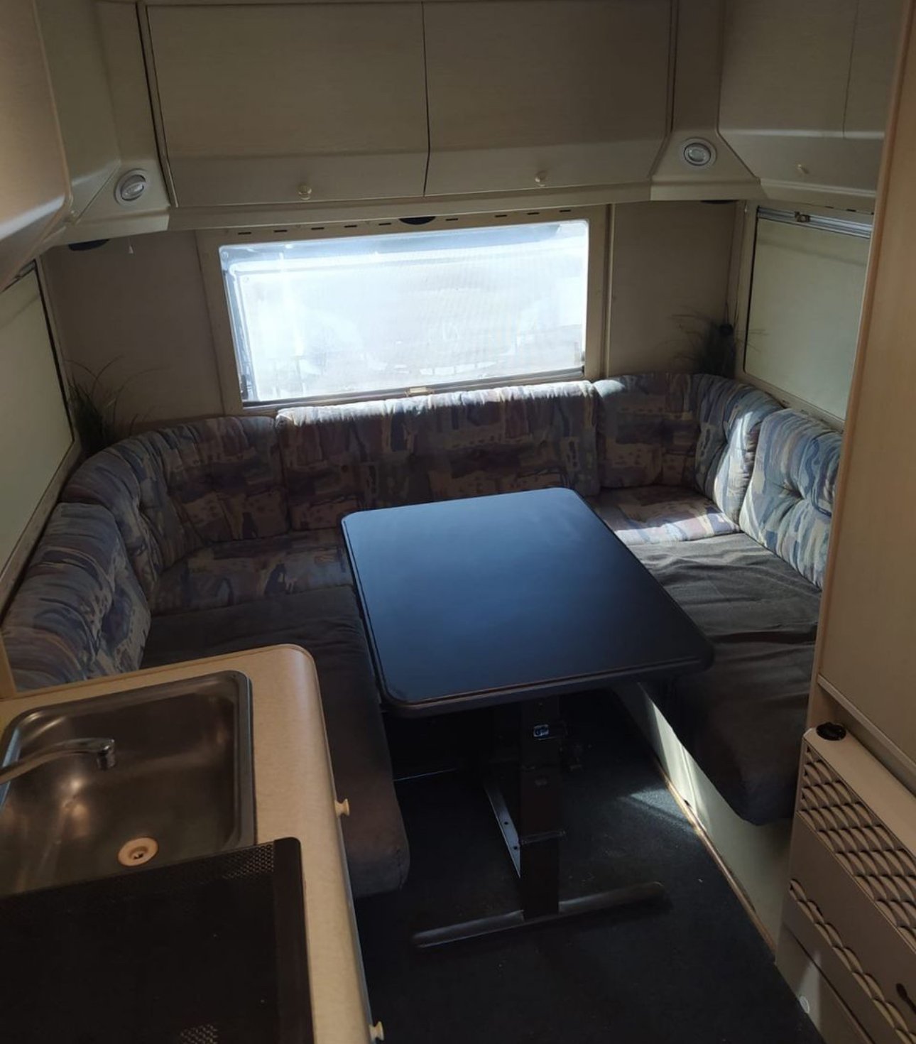 Volkswagen_T4Traveller_570_dining_table.JPEG