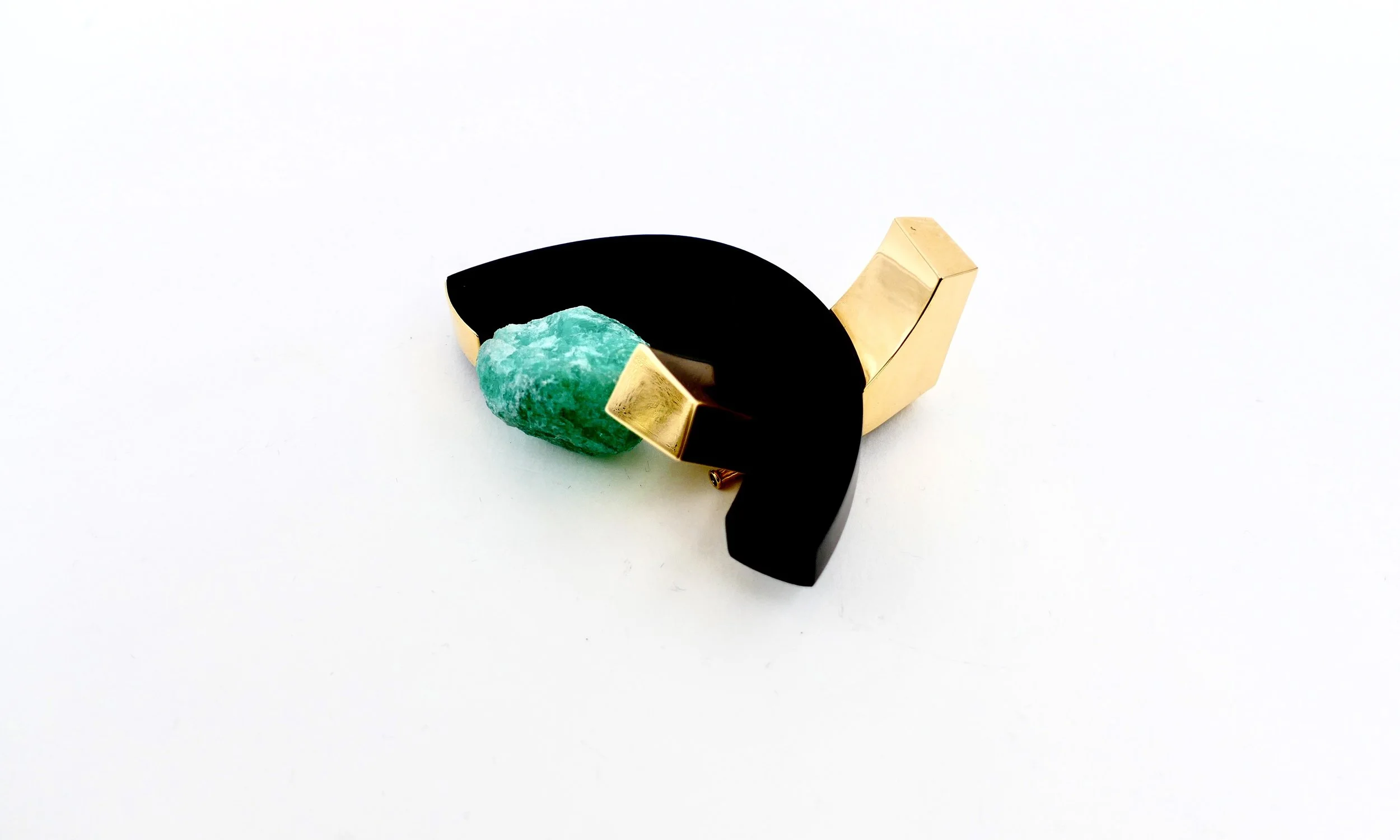 sophia-vari-médée-ebony-gold-emerald-brooch-2.JPG