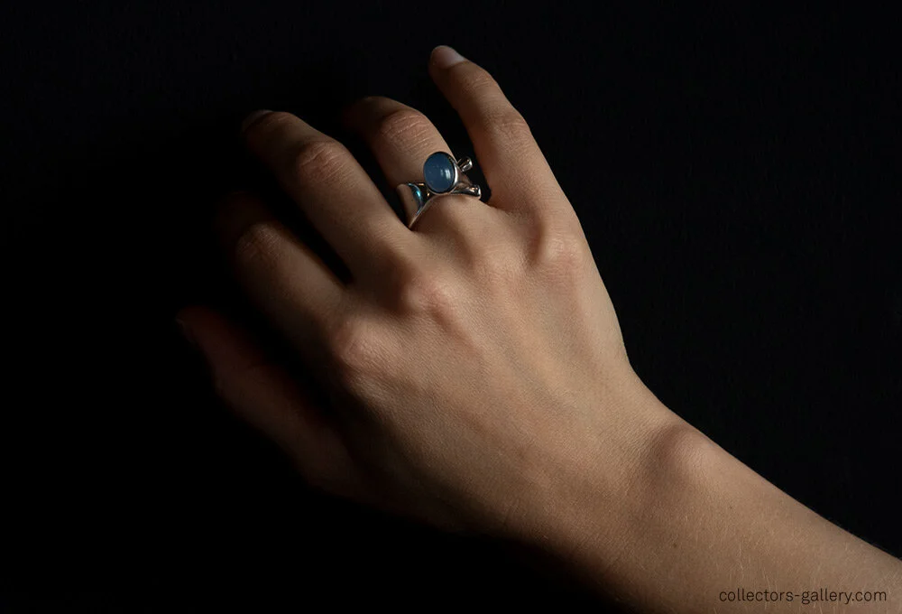 Vivianna_Torun_Silver_Moonstone_Snail_Ring_jewels_bijoux_bijoux_artiste_artist_jewellery_jewelry_moonstone