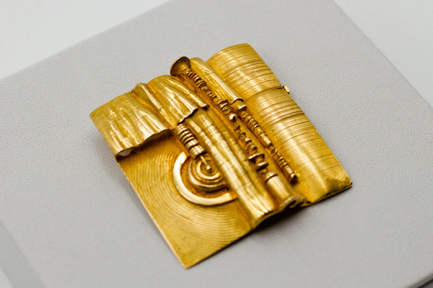 Fernand Demaret an abstract gold brooch