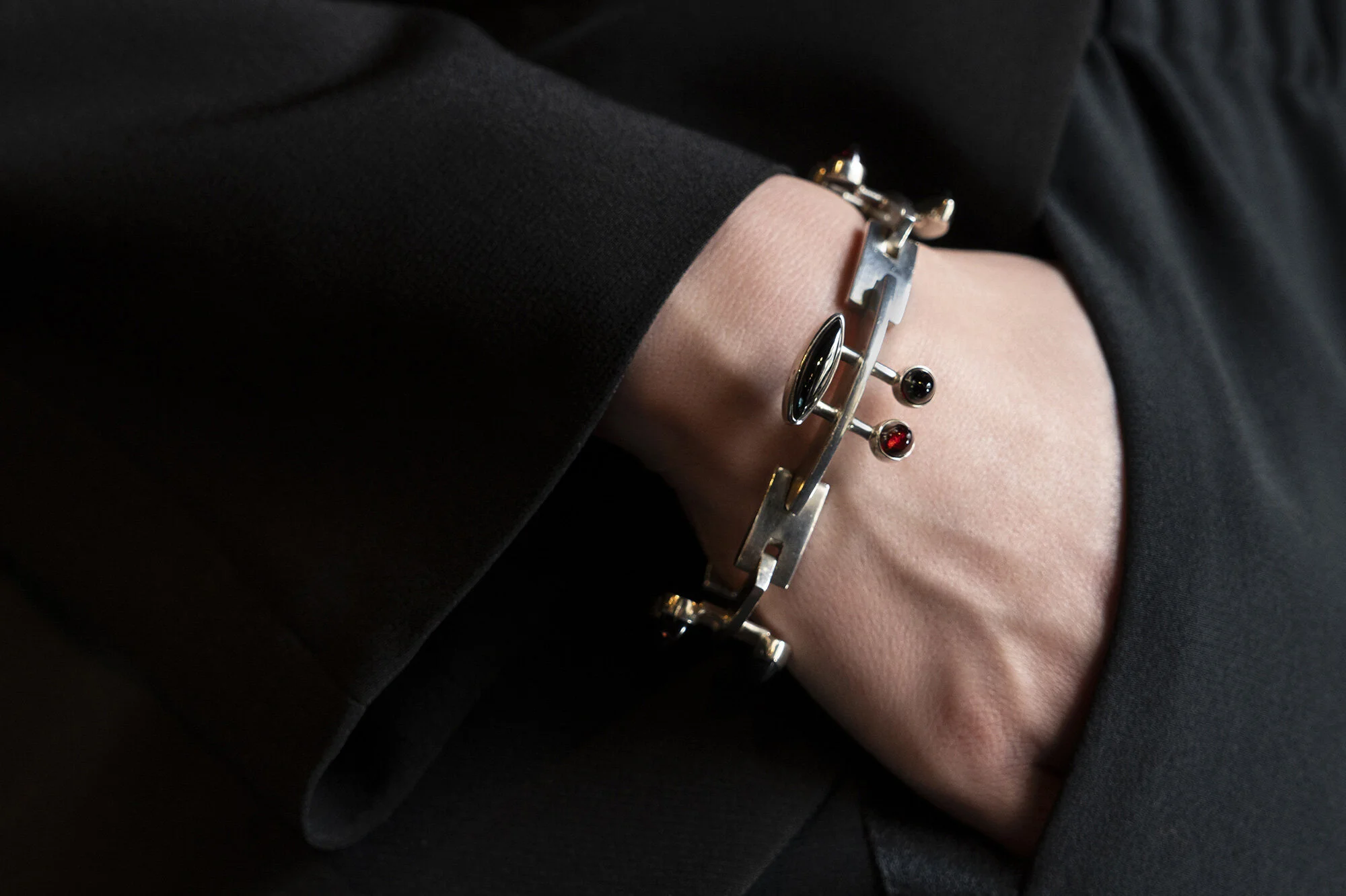 Bent Knudsen Garnet and hematite bracelet set with cabochon-cut hematite and garnets, mounted in in sterling silver