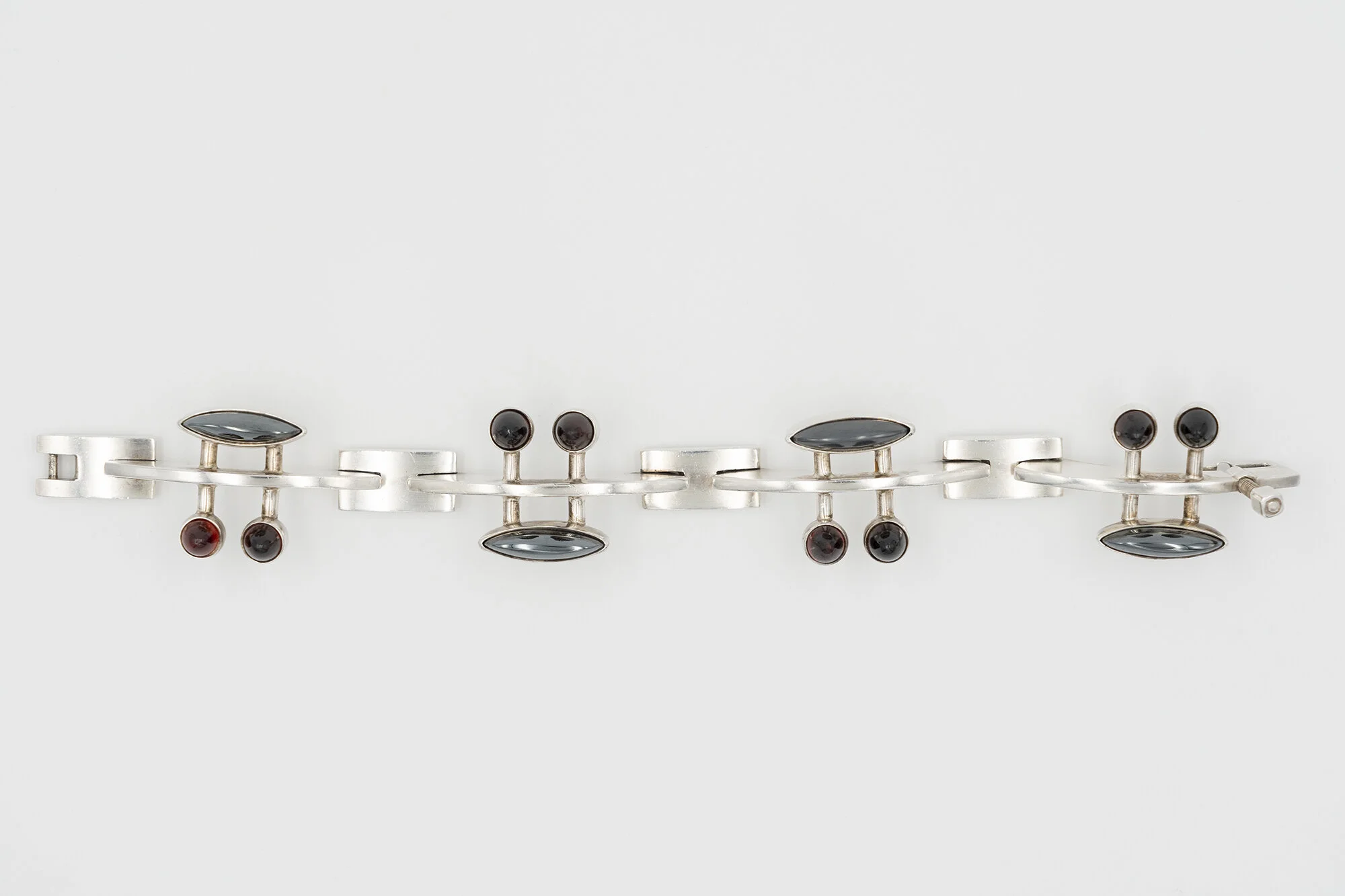 Bent Knudsen Garnet and hematite bracelet set with cabochon-cut hematite and garnets mounted in in sterling silver