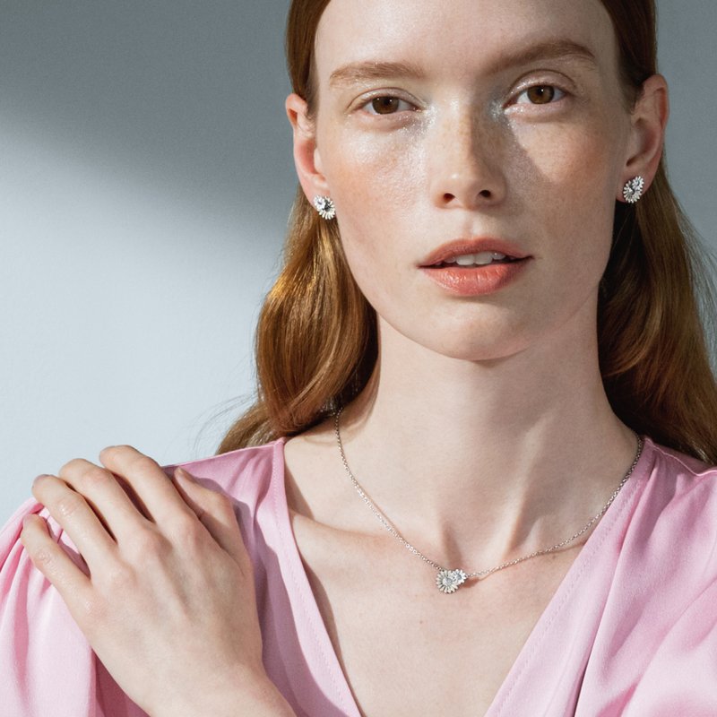 georg-jensen-DAISY_LAYERED_EARRING_SILVER_RH_WHITE_ENAMEL-model.jpg