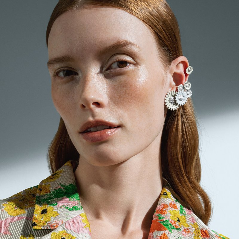 georg-jensen_DAISY_LARGE_EAR_CUFF_SILVER_RH_WHITE_ENAMEL-model.jpg
