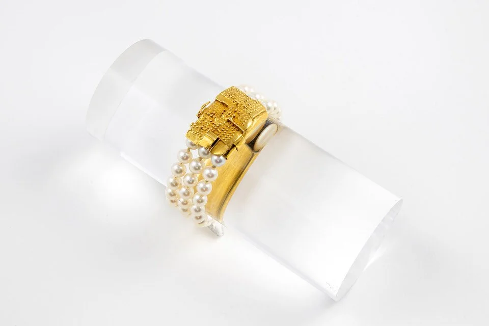 Claude Wesel for Fernand Demaret Studio : a gold and pearls bracelet