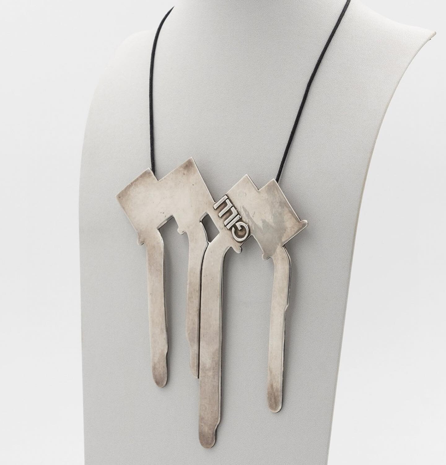 Claude Gilli a silver pendant depicting four pouring pots.
1970&rsquo;
H16cm - L12cm
*
available : info@collectors-gallery.com
*

#artistsjewellery #artistjewellery
#artistsjewelry #artistjewellery
#artistjewels 
#artjewelry #artjewellery
#alternativ