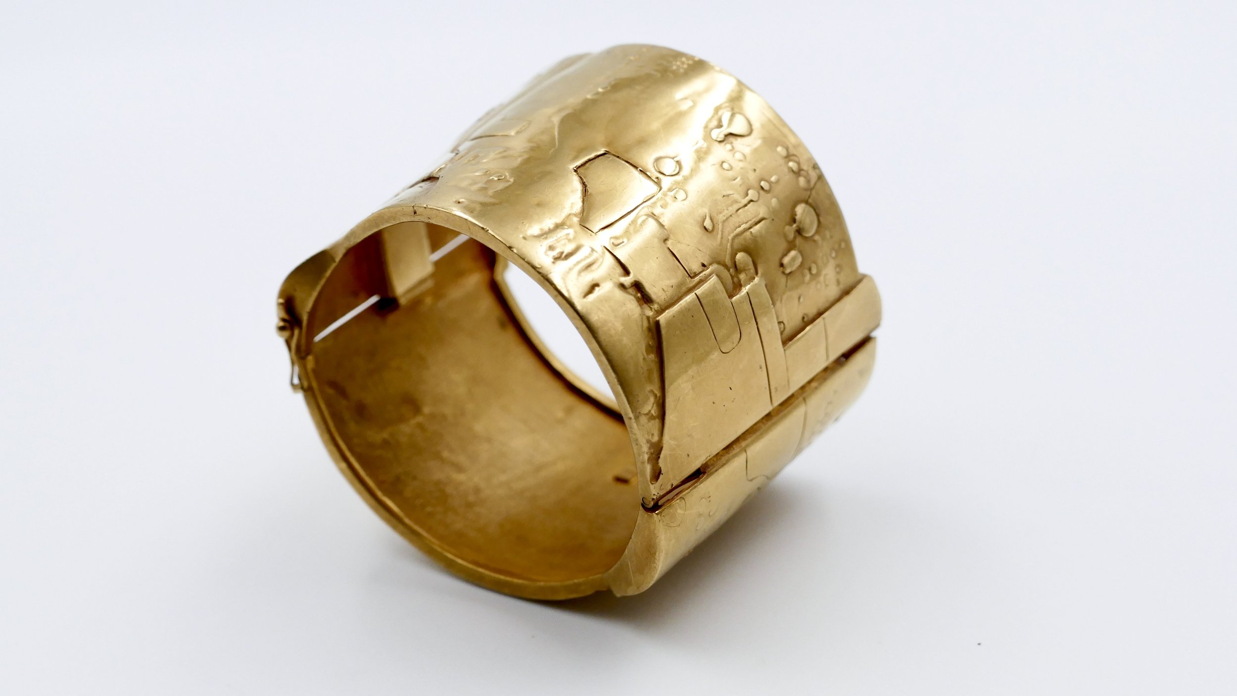 Claude-Wesel_Fernand-Demaret-Studio_abstract_gold_cuff_2.jpeg