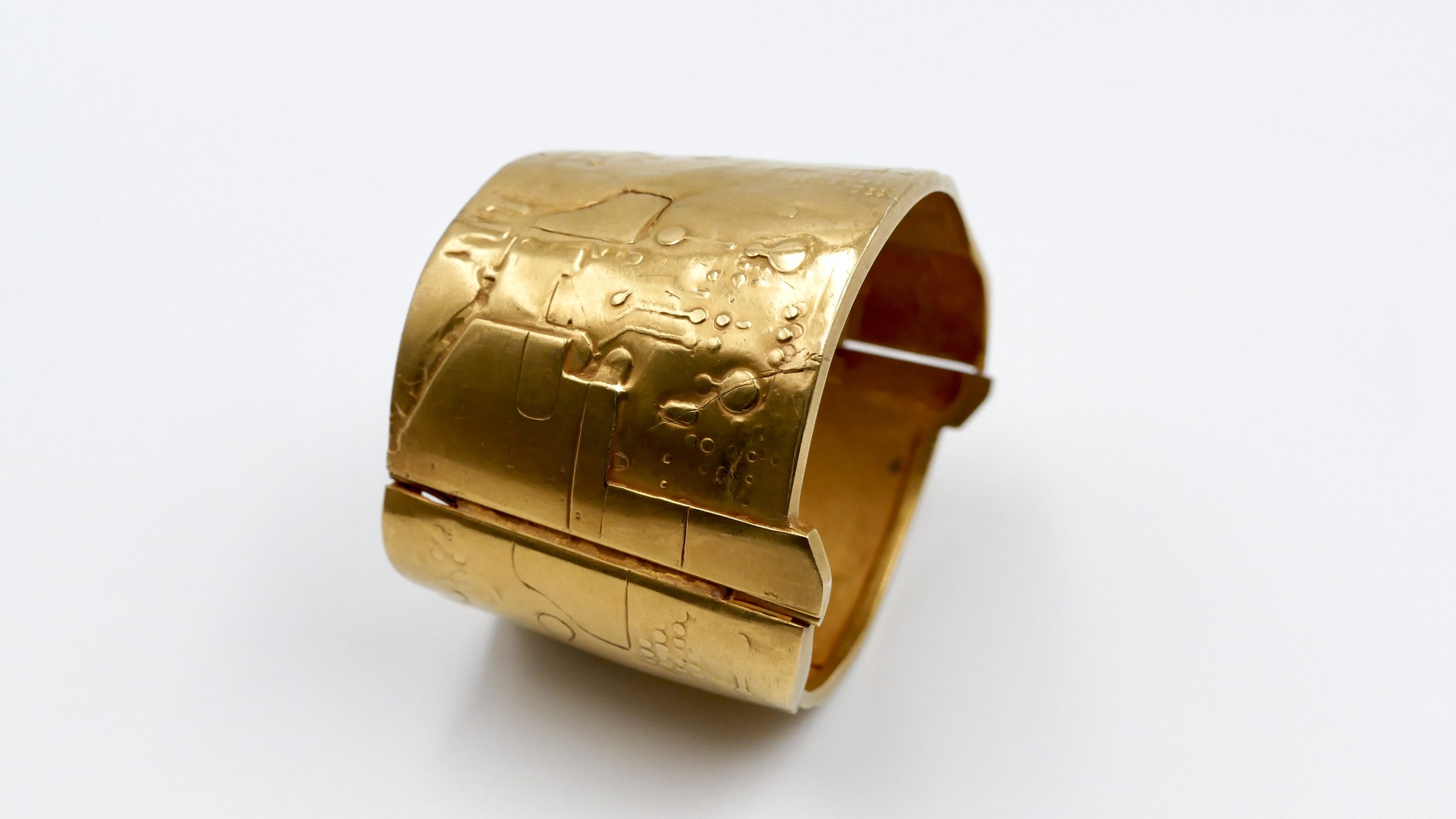 Claude-Wesel_Fernand-Demaret-Studio_abstract_gold_cuff_4.jpeg