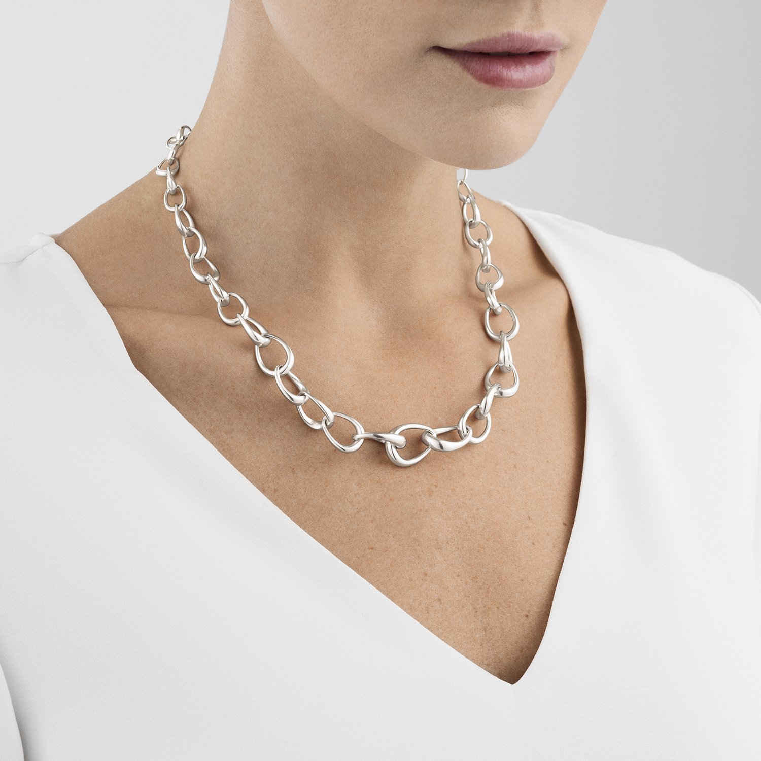 OFFSPRING_GRADUATED_LINK_NECKLACE_SILVER-model.jpg