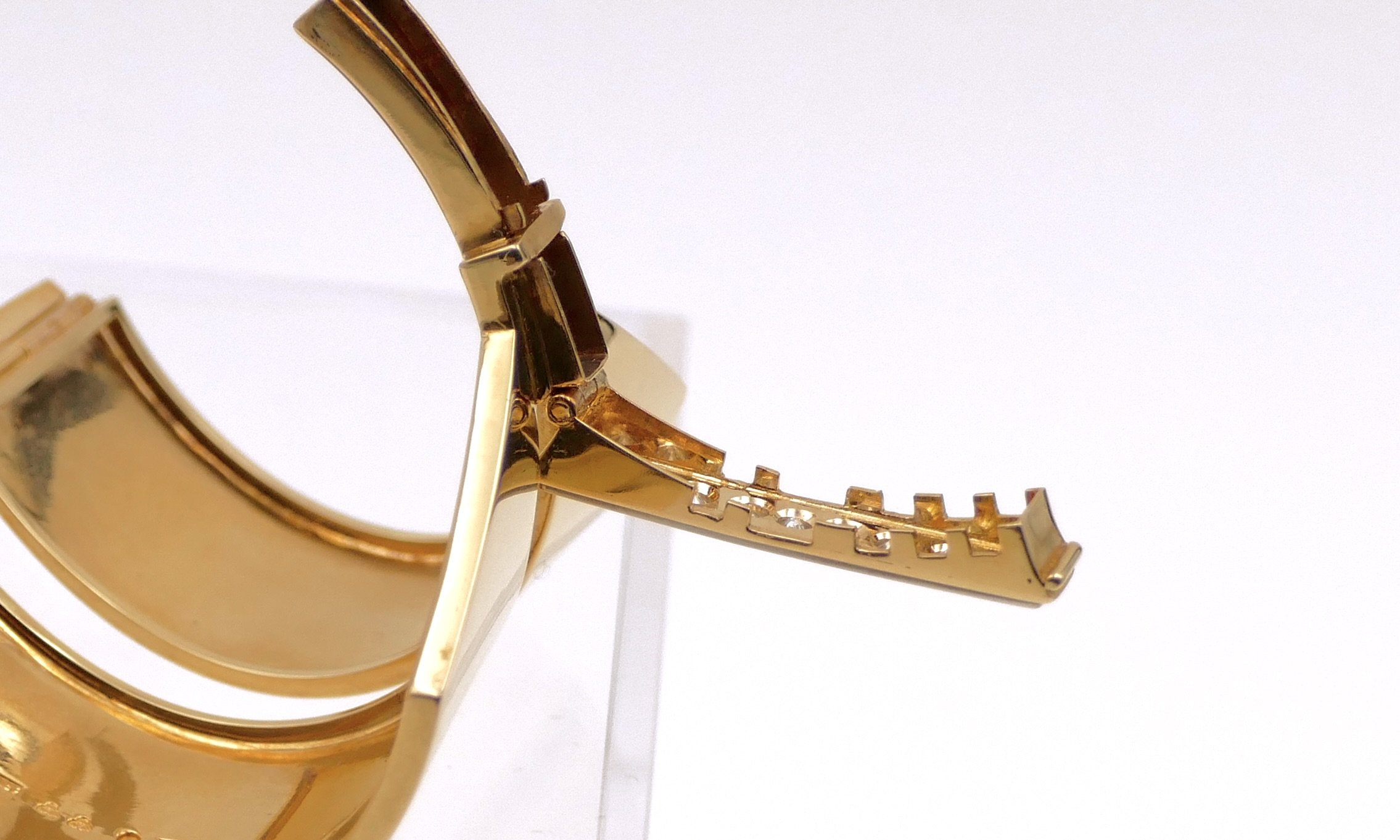 Sigurd-Persson-gold-diamond-cuff-bracelet-7.jpeg