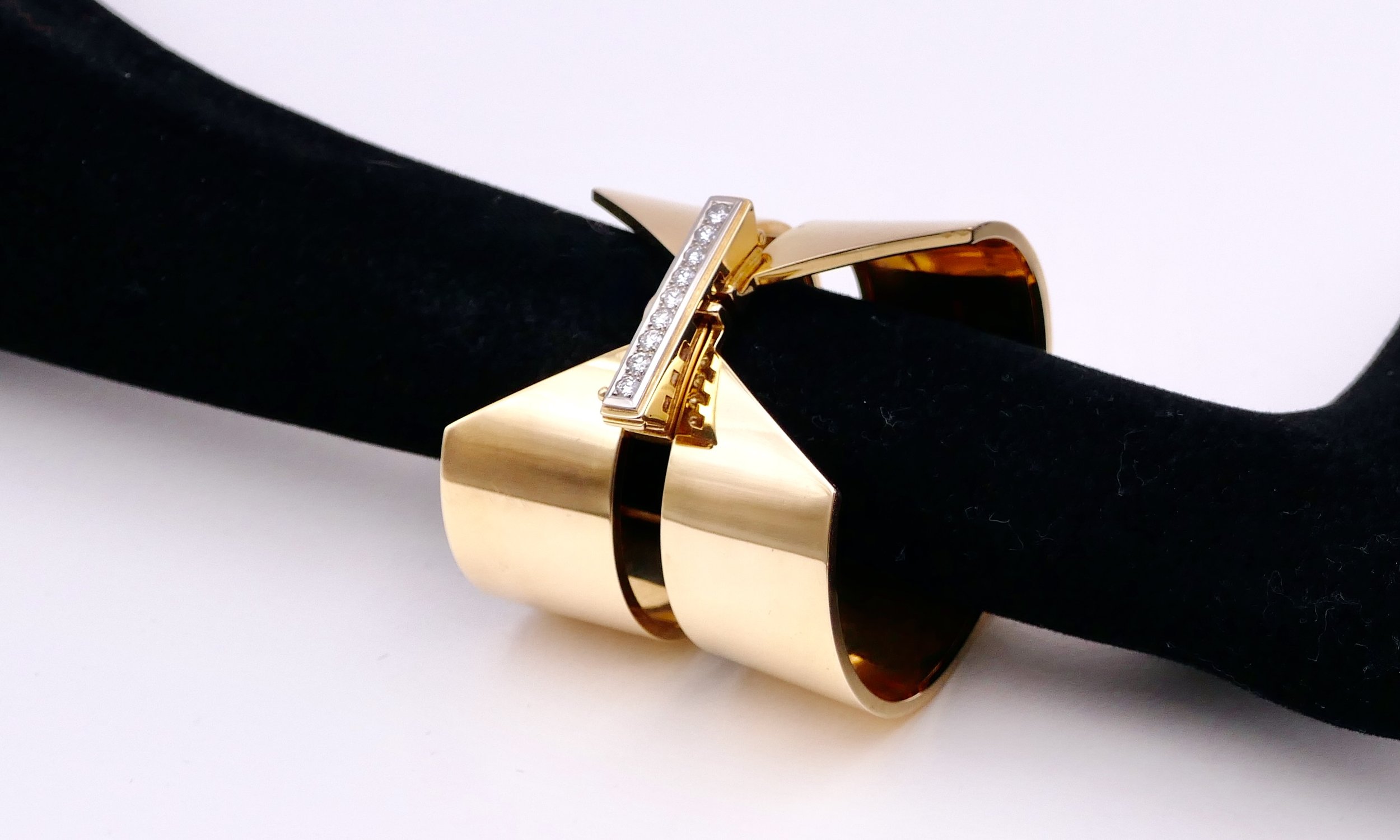 Sigurd-Persson-gold-diamond-cuff-bracelet-4.jpeg