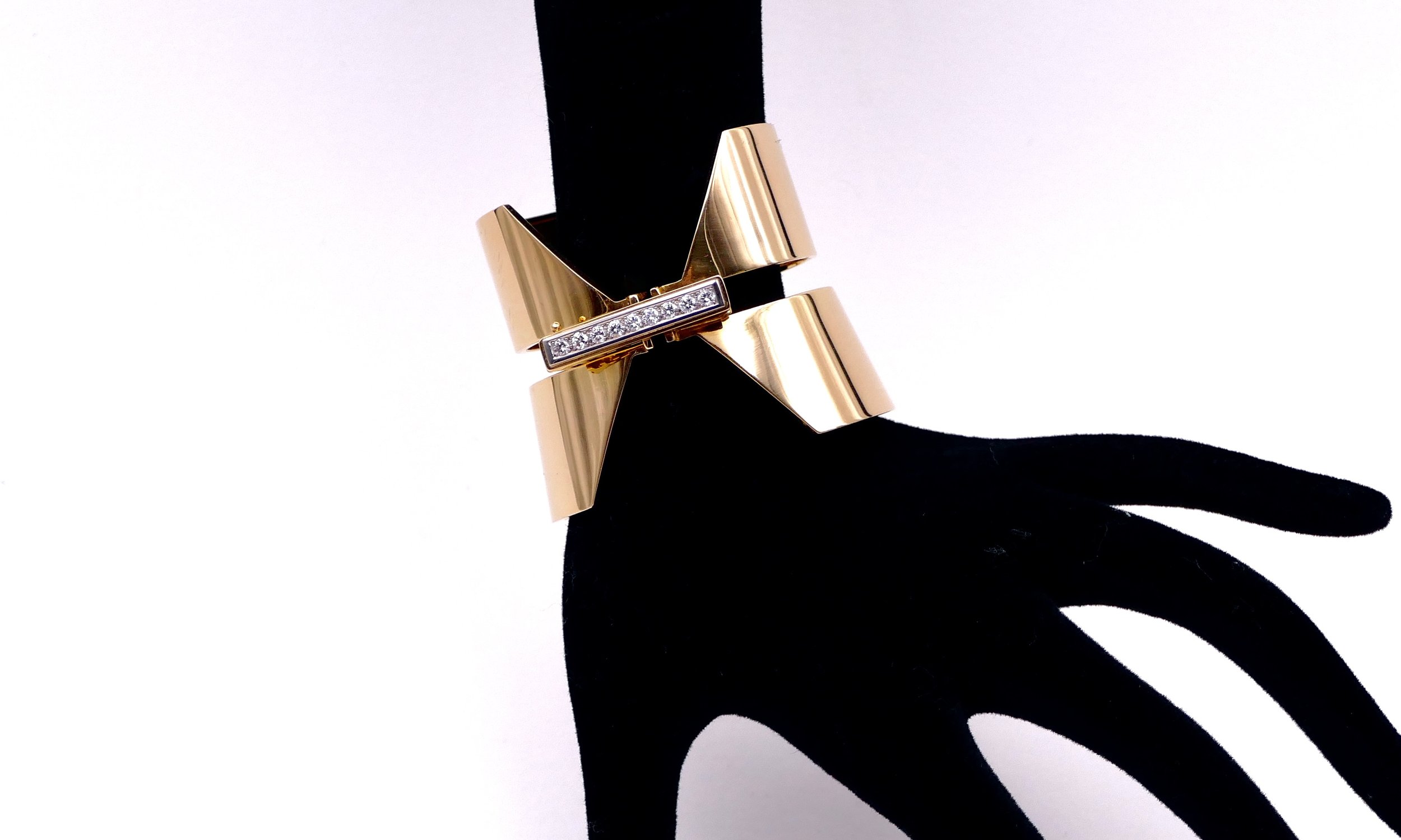 Sigurd-Persson-gold-diamond-cuff-bracelet-5.jpeg