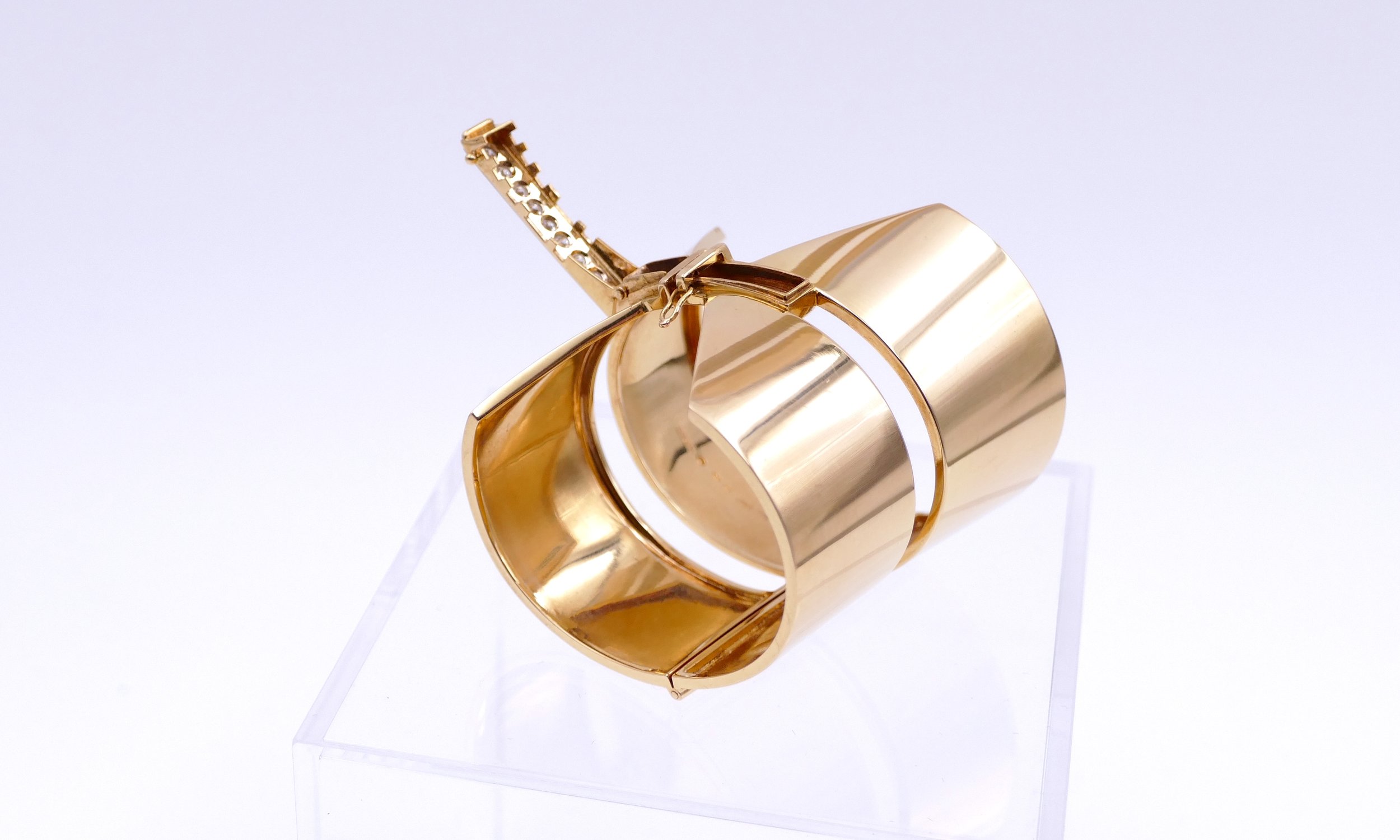 Sigurd-Persson-gold-diamond-cuff-bracelet-6.jpeg