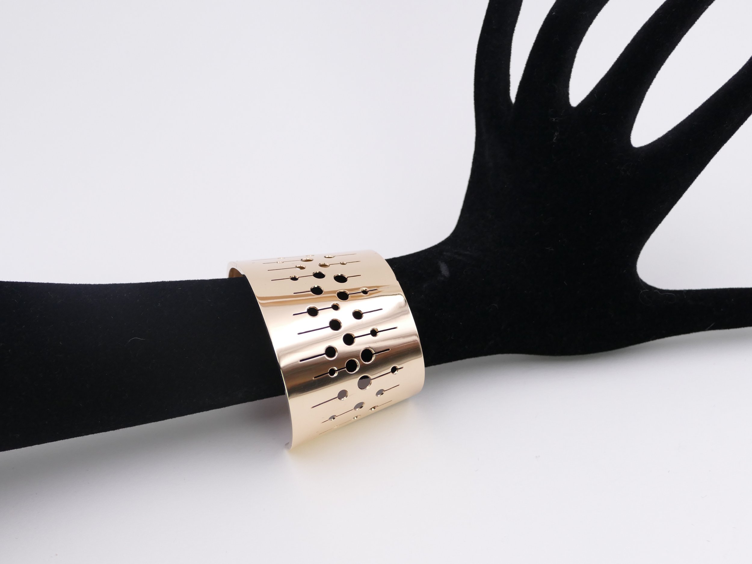 Sigurd-Persson-gold-modernist-cuff-bracelet-4.jpeg