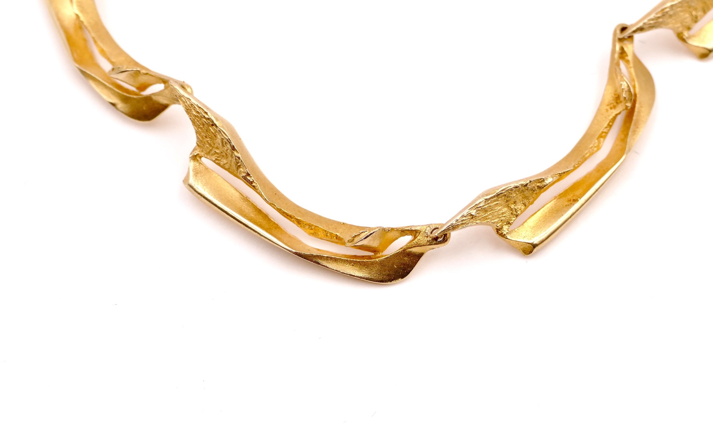 bjorn-weckstrom-Saattueen-varjot-abstract-gold-necklace-5.jpeg