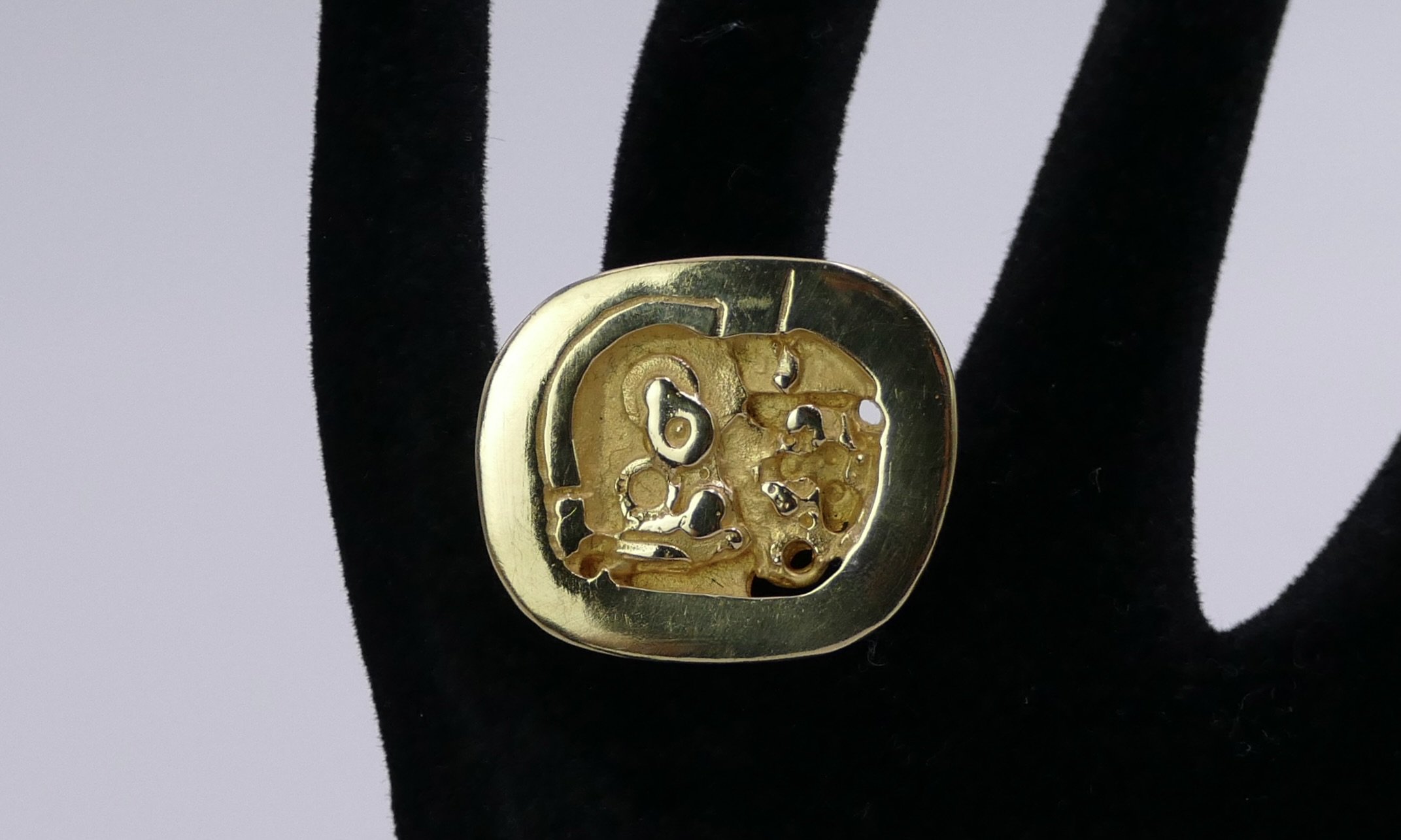 Claude Wesel_ gold_bio-mechanical_ring_model-6971-6.jpeg