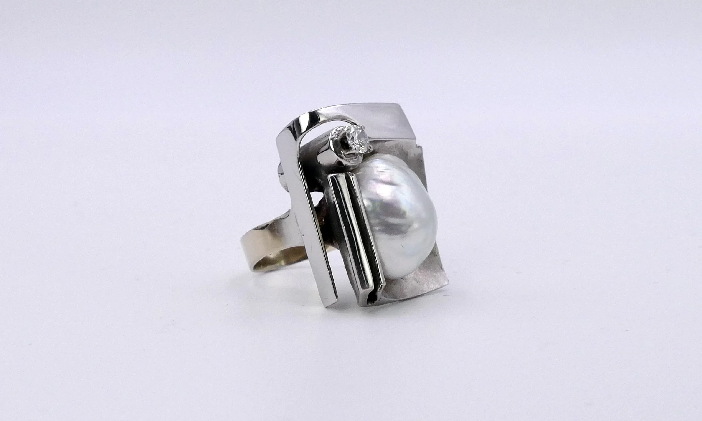 fernand-demaret-studio-brussels-white-gold-diamond-pearl-ring-2.jpeg