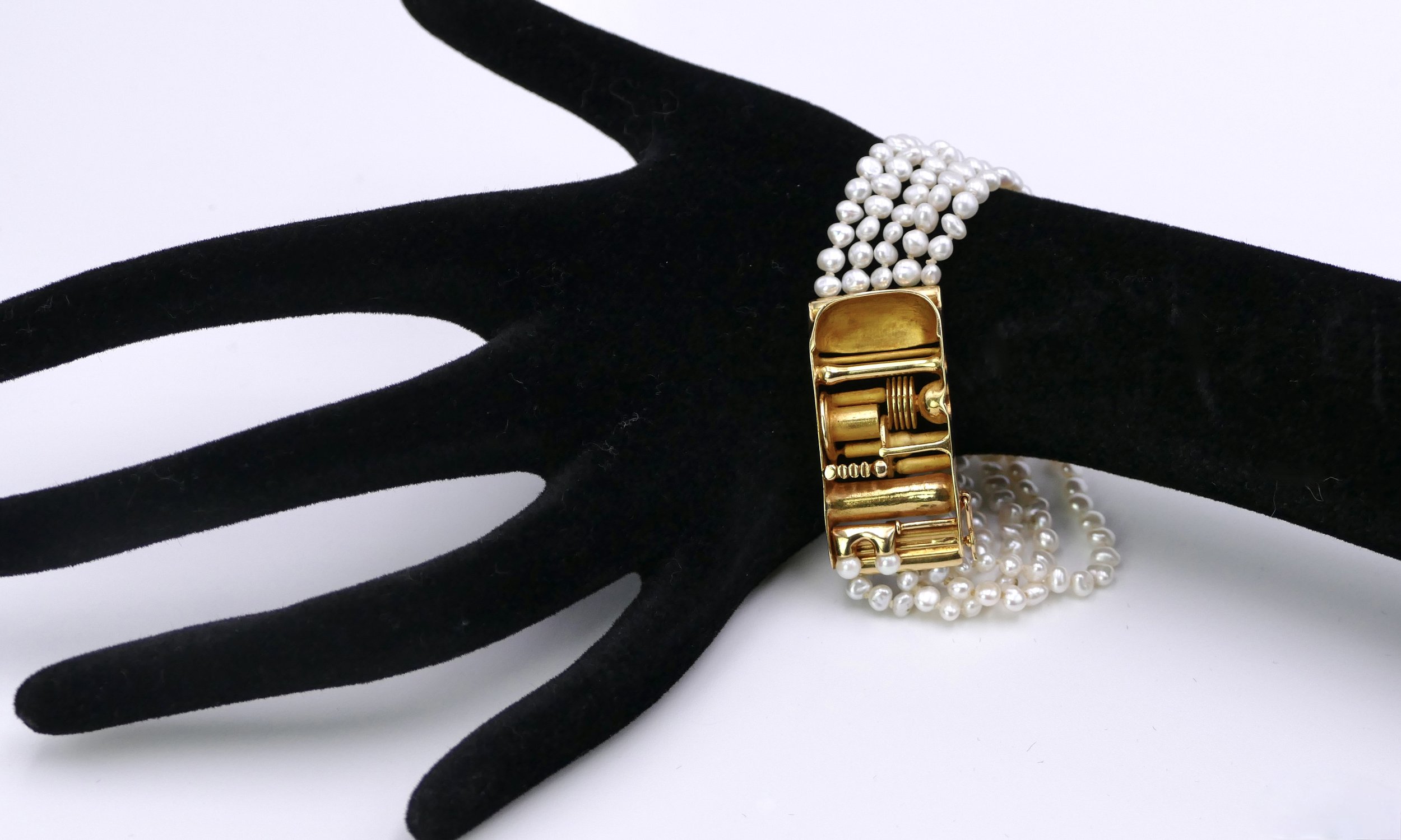 Claude _Wesel-unique_pearls_gold_bracelet_abstract-design_1.jpeg