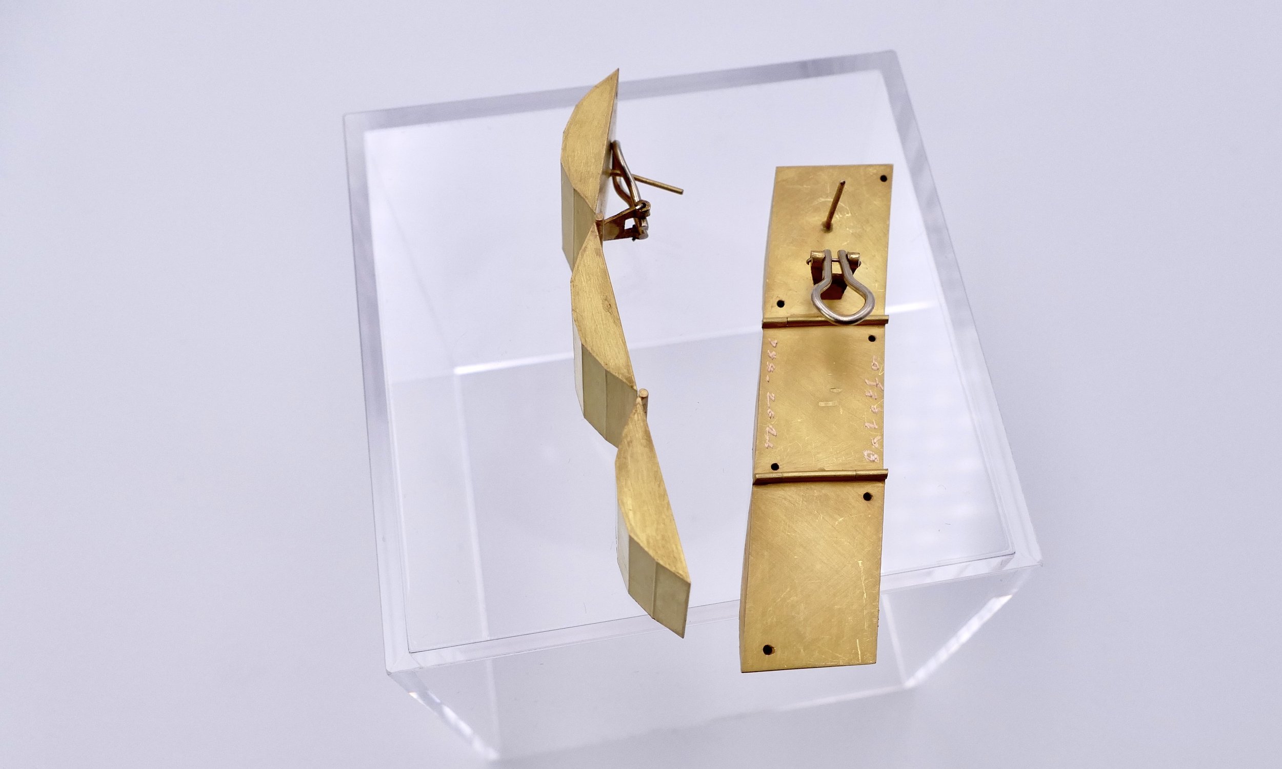 Giampaolo-Babetto_gold-articulated-earrings-6.jpeg