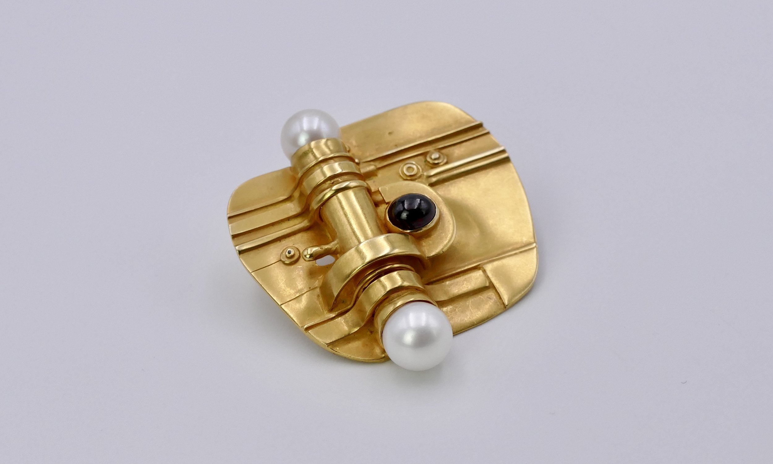 Fernand-Demaret-Studio-Brussels-Claude Wesel-Abstract-gold-garnet-brooch-pendant-4.JPG