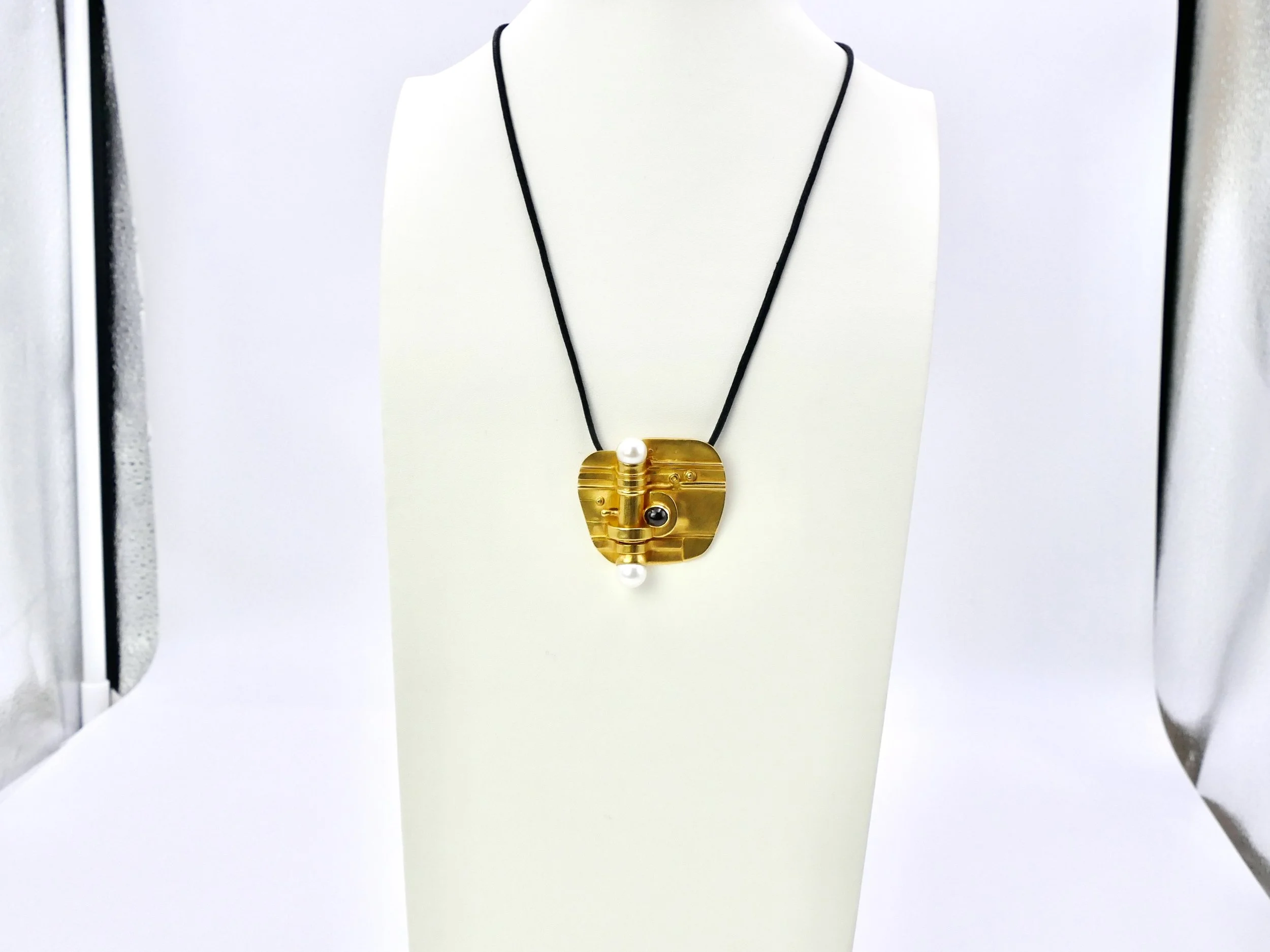 Fernand-Demaret-Studio-Brussels-Claude Wesel-Abstract-gold-garnet-brooch-pendant-1.jpeg