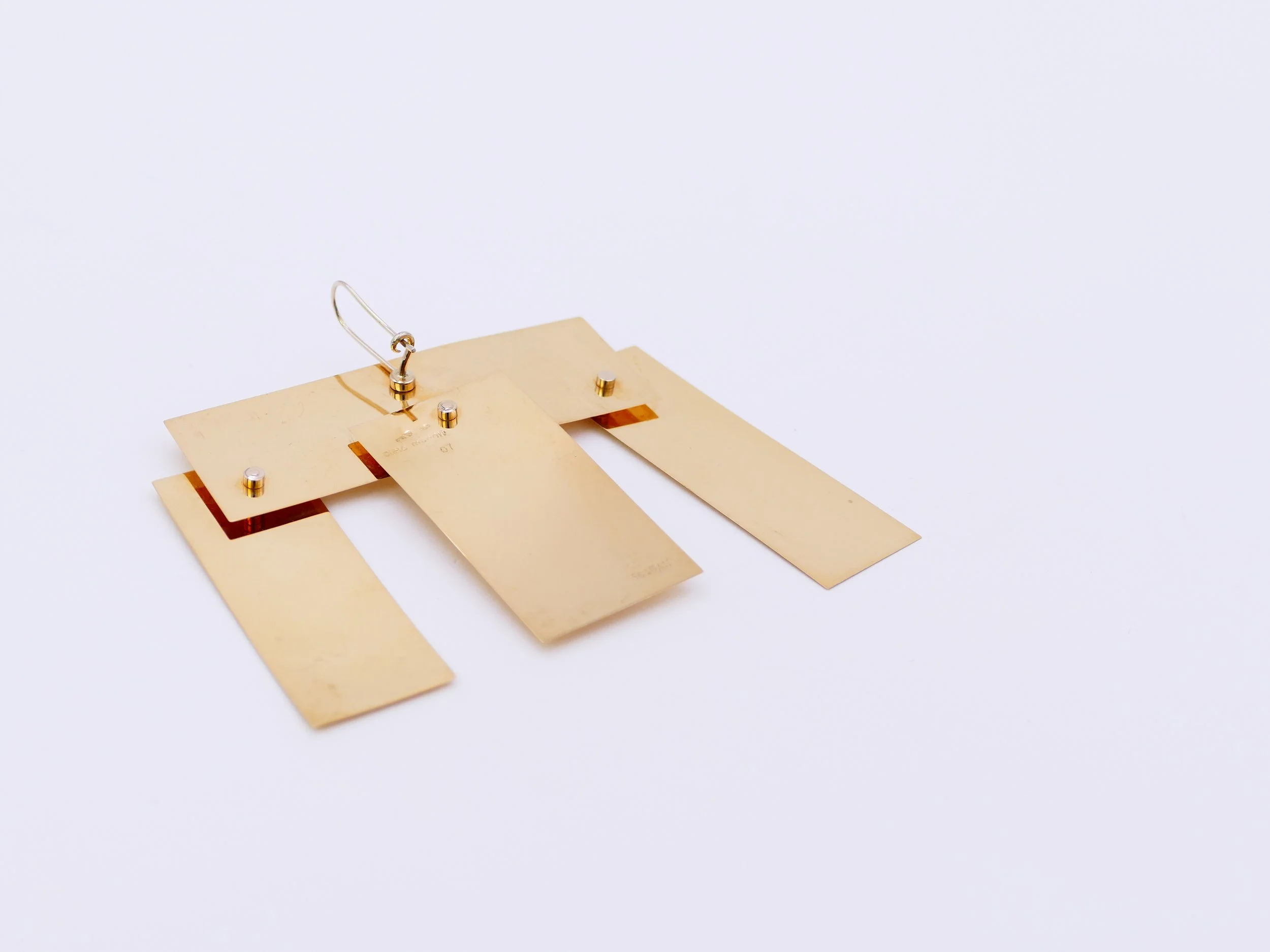 ettore-sottsass-portal-single-earring-gold-seduzione-cleto-munari-2.JPG
