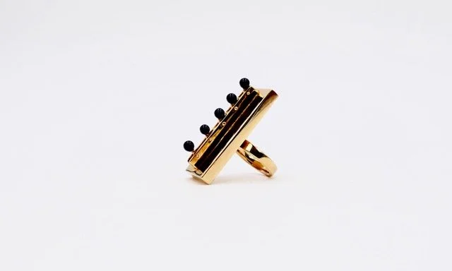 Cleto Munari "Vogatori Piccolo" gilded silver and onyx ring